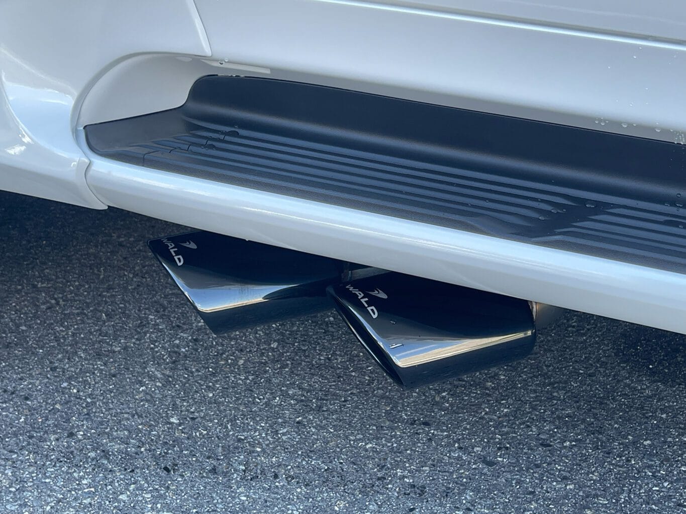 レクサスLX570 WALDコンプリートです。弊社では数多くのレクサス車を揃えておりますので、LXをご検討のお客様はどうぞお気軽にお問い合わせください♪
また純正オプションからWALD、オリジナルブランドUNIVERSAL DESIGNまで幅広くパーツも揃えておりますので、エアロやホイールをご検討の方はどうぞお気軽にお問い合わせください♪