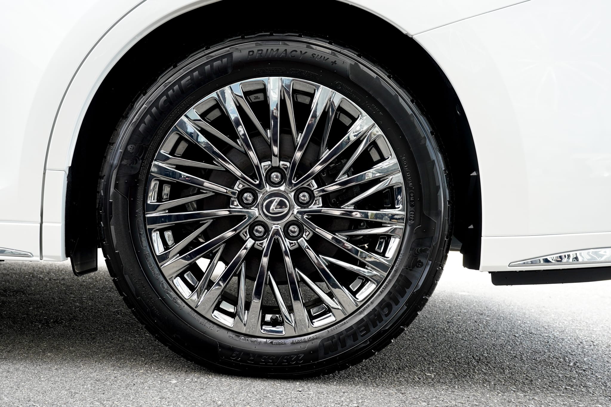 レクサスLM 500h エグゼクティブ 4WD 

弊社では数多くのレクサス車を常時在庫しておりますので、 LMをご検討のお客様はどうぞお気軽にお問い合わせください♪

LEXUSセーフティ、大型スクリーン、マクレビ、モデリスタエアロ、シグネチャークローム、大型モニター、デジタルインナーミラー、360度パノラミックビュー(フロント＆バック＆サイド)モニターも搭載、フルセグＴＶ、Bluetooth接続可能、Appleカープレイ対応、ビルトインETC2.0