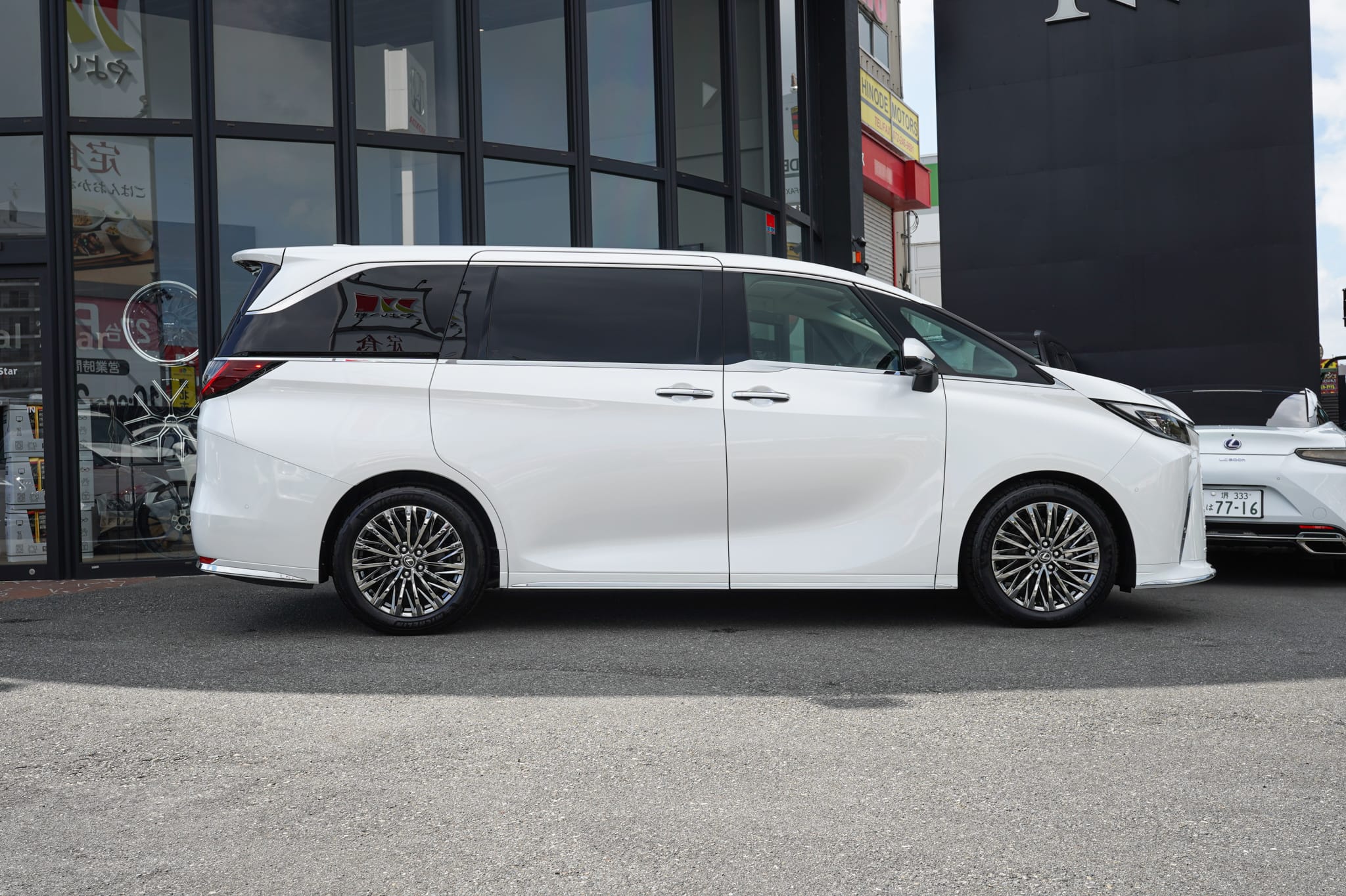 レクサスLM 500h エグゼクティブ 4WD 

弊社では数多くのレクサス車を常時在庫しておりますので、 LMをご検討のお客様はどうぞお気軽にお問い合わせください♪

LEXUSセーフティ、大型スクリーン、マクレビ、モデリスタエアロ、シグネチャークローム、大型モニター、デジタルインナーミラー、360度パノラミックビュー(フロント＆バック＆サイド)モニターも搭載、フルセグＴＶ、Bluetooth接続可能、Appleカープレイ対応、ビルトインETC2.0