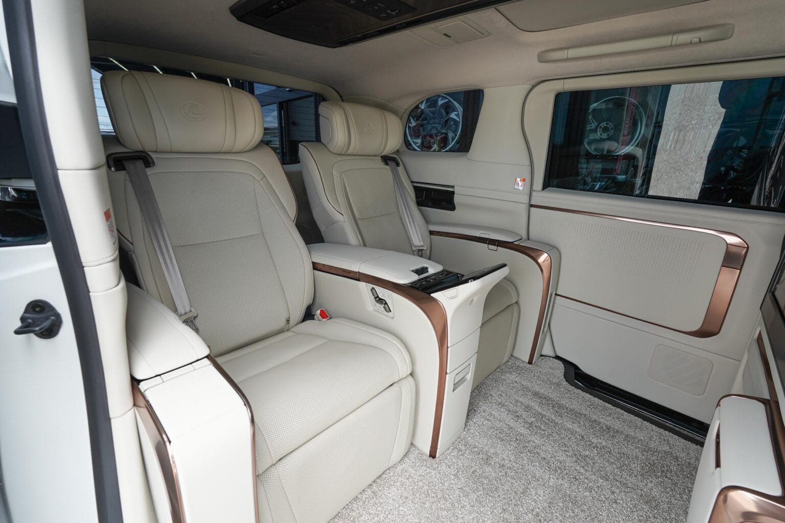 レクサスLM 500h エグゼクティブ 4WD 

弊社では数多くのレクサス車を常時在庫しておりますので、 LMをご検討のお客様はどうぞお気軽にお問い合わせください♪

LEXUSセーフティ、大型スクリーン、マクレビ、モデリスタエアロ、シグネチャークローム、大型モニター、デジタルインナーミラー、360度パノラミックビュー(フロント＆バック＆サイド)モニターも搭載、フルセグＴＶ、Bluetooth接続可能、Appleカープレイ対応、ビルトインETC2.0