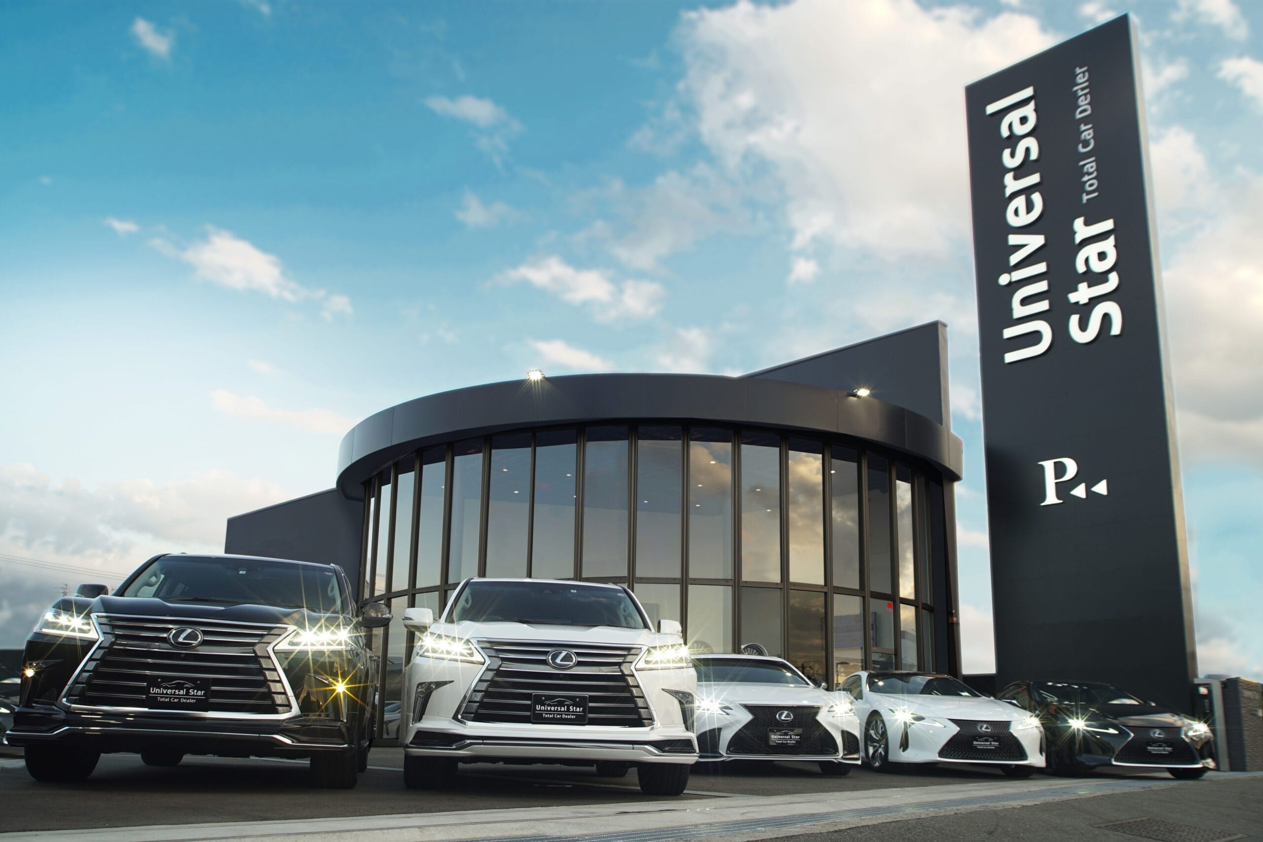 ユニバーサルスターUniversal Starでは高品質でハイクオリティなレクサス車をメインにトヨタ車、外車を含め厳選された在庫車を、常時100台程保有しております！ お客様のあらゆるご要望にお応え出来るよう当店ではカスタム工場、板金塗装工場も備えております。カスタムをご検討のお客様はどうぞご相談ください！ ご来店前には必ずご連絡をお願いしております！ご来店予約、在庫確認は【072-267-7222】までお願いいたします！ 国道26号線沿いにございます！ お客様駐車場完備・JR阪和線「富木（とのき）駅」より徒歩10分です。 ご来店心よりお待ち致しております♪♪ UNIVERSAL DESIGNユニバーサルデザイン UNIVERSAL HOLDINGSユンバーサルホールディングス