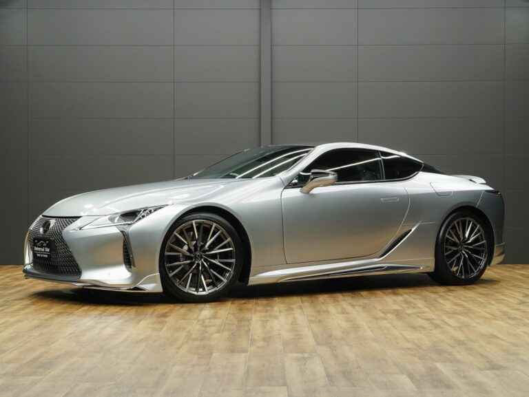 L2ソニックイリジウム 令和5年10月最終後期モデル 走行5000キロ LEXUS新車保証継承可能(令和10年10月迄) 第三者車両鑑定書付(内外装共に5点) 1オーナー車 / 禁煙車 屋内保管車 禁煙車/屋内保管車 1 2.3インチタッチスクリーン パノラマビューカメラ モデリスタエアロ OP21in鍛造ホイール 電動ウイング CFRPカーボンルーフ ドラレコ 本革ベンチレーターシート シートエアコン&シートヒーター 3メモリー機能Pシート ステアリングヒーター ETC2.0