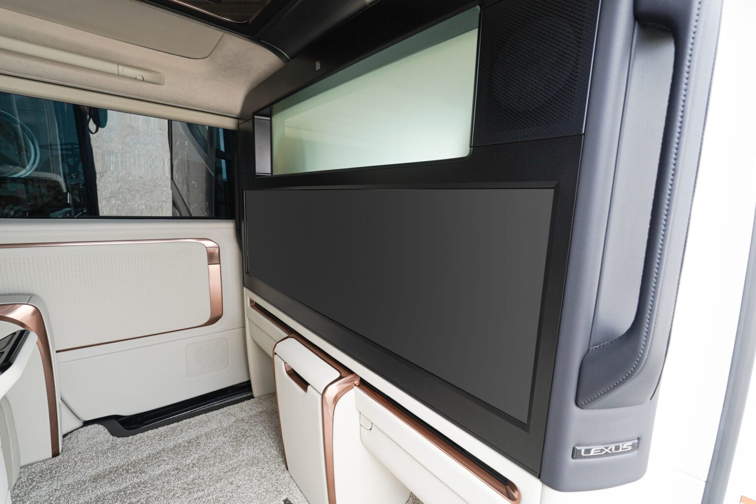 レクサスLM 500h エグゼクティブ 4WD 

弊社では数多くのレクサス車を常時在庫しておりますので、 LMをご検討のお客様はどうぞお気軽にお問い合わせください♪

LEXUSセーフティ、大型スクリーン、マクレビ、モデリスタエアロ、シグネチャークローム、大型モニター、デジタルインナーミラー、360度パノラミックビュー(フロント＆バック＆サイド)モニターも搭載、フルセグＴＶ、Bluetooth接続可能、Appleカープレイ対応、ビルトインETC2.0