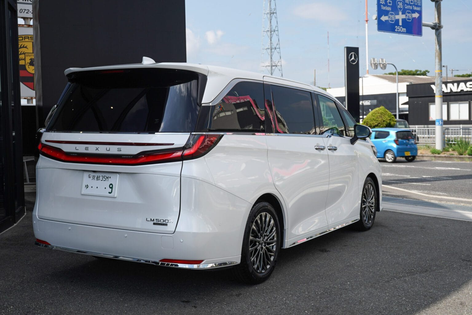 レクサスLM 500h エグゼクティブ 4WD 

弊社では数多くのレクサス車を常時在庫しておりますので、 LMをご検討のお客様はどうぞお気軽にお問い合わせください♪

LEXUSセーフティ、大型スクリーン、マクレビ、モデリスタエアロ、シグネチャークローム、大型モニター、デジタルインナーミラー、360度パノラミックビュー(フロント＆バック＆サイド)モニターも搭載、フルセグＴＶ、Bluetooth接続可能、Appleカープレイ対応、ビルトインETC2.0