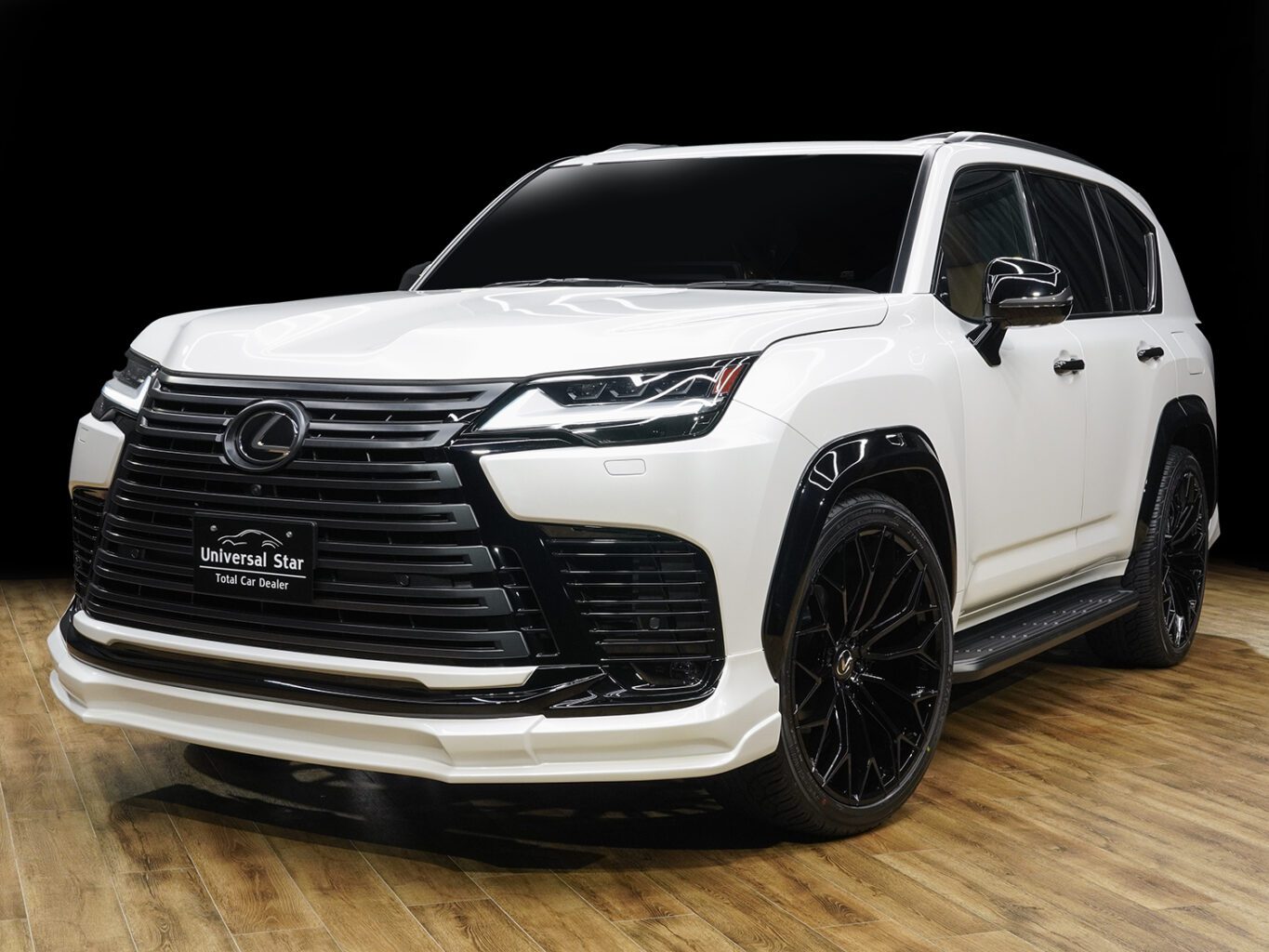 UNIVERSAL DESIGNよりレクサスLX600用オリジナルエアロパーツをリリースしました！ フロントスポイラー、リアスカート、30mmワイドオーバーフェンダー、リアルーフスポイラーの4点に加えてオーバーフェンダー専用サイズの24105+25を設定しました！ フロントスポイラーはハーフ形状ながら塗り分けることによりディテールがより立体的な印象を与え、ボトムラインを強調するようなデザインに仕上げました！ ABS製でフィッティングにも優れています！ リアスカートとリアルーフスポイラーはLX600らしいインパクトのある印象を強調するデザインに仕上げました！