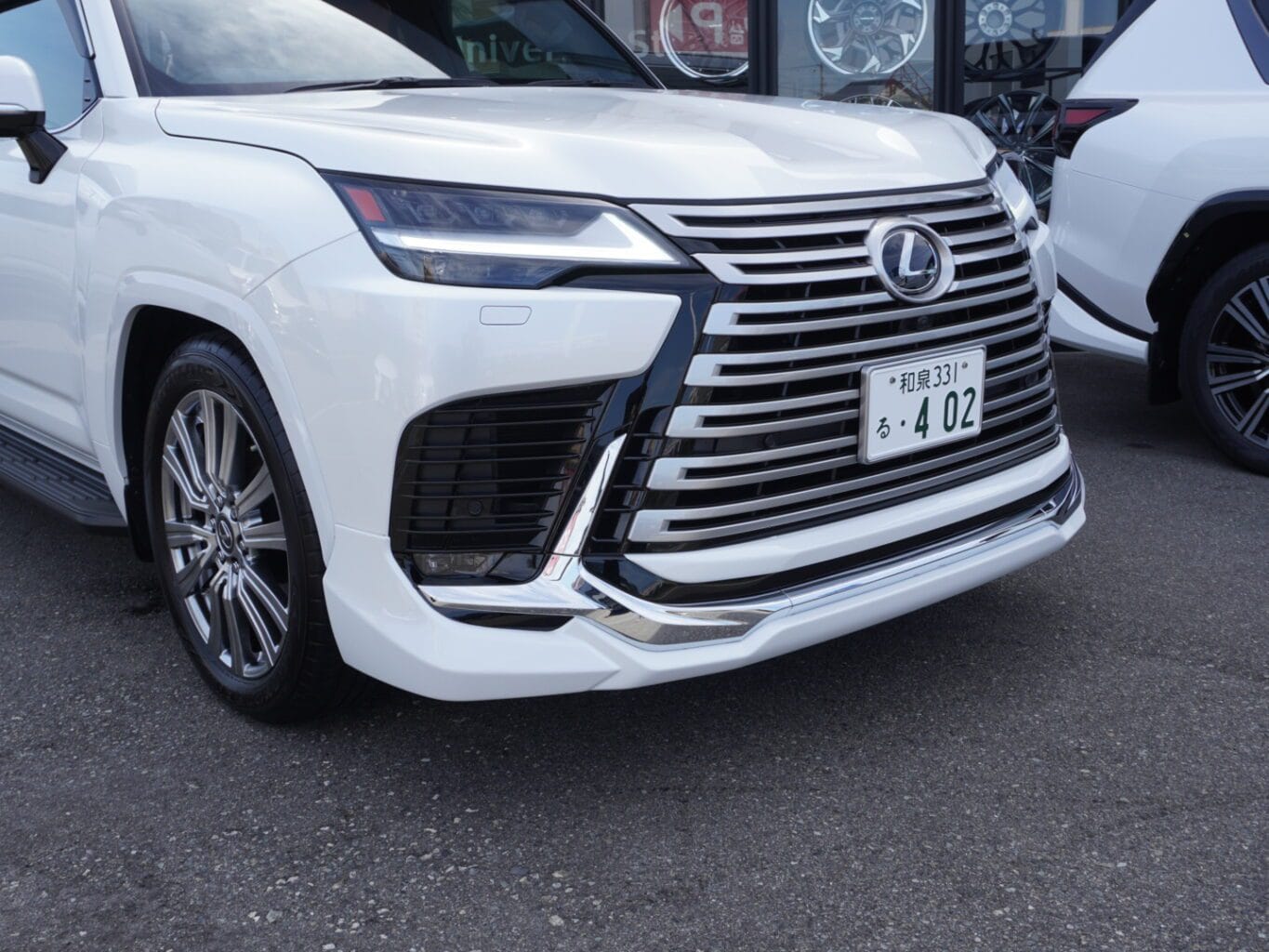 弊社ではUNIVERSAL DESIGN ブランドよりLX600専用オリジナルエアロ、オーバーフェンダーにも対応したホイールも揃えております