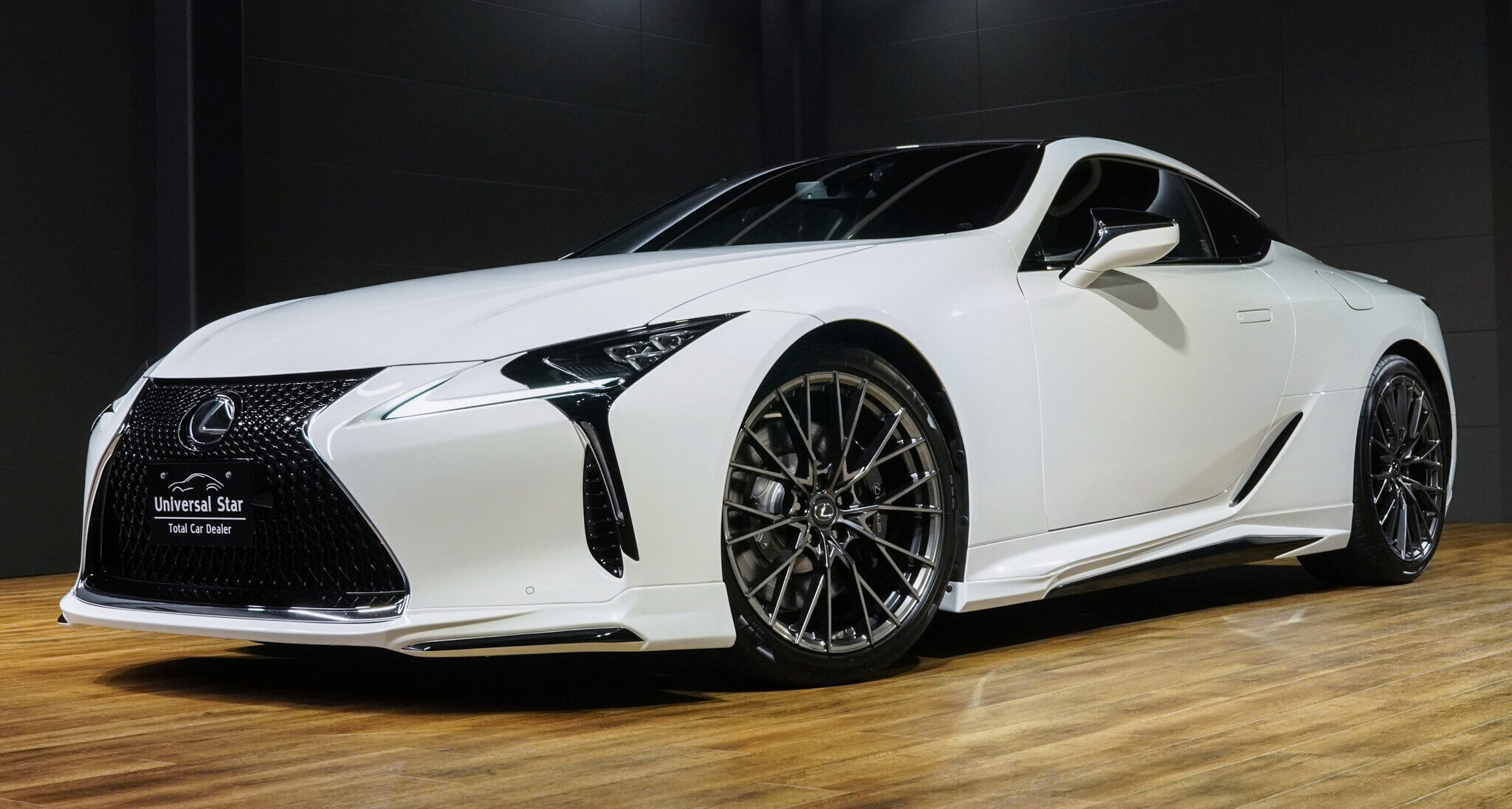 LC500らしさに+αのシンプルながら存在感のあるハーフデザインのエアロパーツです　スポーティーでありながらエレガントでラグジュアリーなLC500をさらにスタイルアップするエアロパーツです