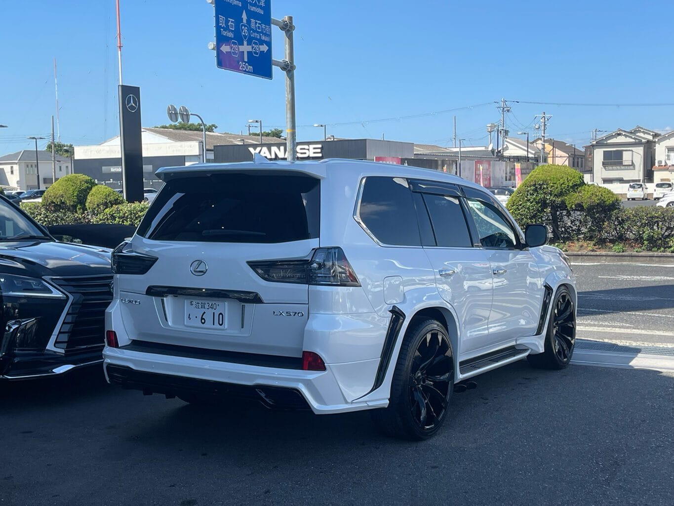 レクサスLX570 WALDコンプリートです。弊社では数多くのレクサス車を揃えておりますので、LXをご検討のお客様はどうぞお気軽にお問い合わせください♪
また純正オプションからWALD、オリジナルブランドUNIVERSAL DESIGNまで幅広くパーツも揃えておりますので、エアロやホイールをご検討の方はどうぞお気軽にお問い合わせください♪