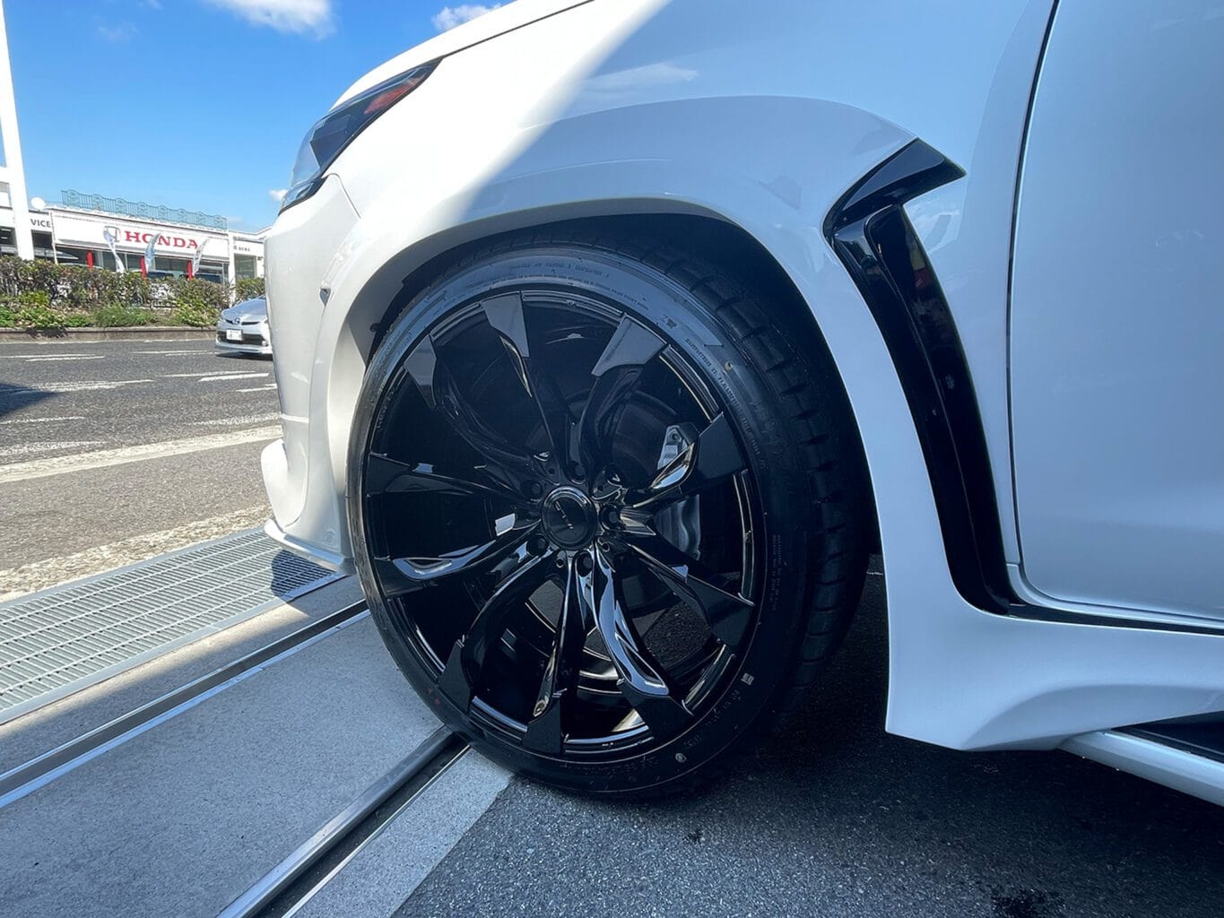 レクサスLX570 WALDコンプリートです。弊社では数多くのレクサス車を揃えておりますので、LXをご検討のお客様はどうぞお気軽にお問い合わせください♪
また純正オプションからWALD、オリジナルブランドUNIVERSAL DESIGNまで幅広くパーツも揃えておりますので、エアロやホイールをご検討の方はどうぞお気軽にお問い合わせください♪