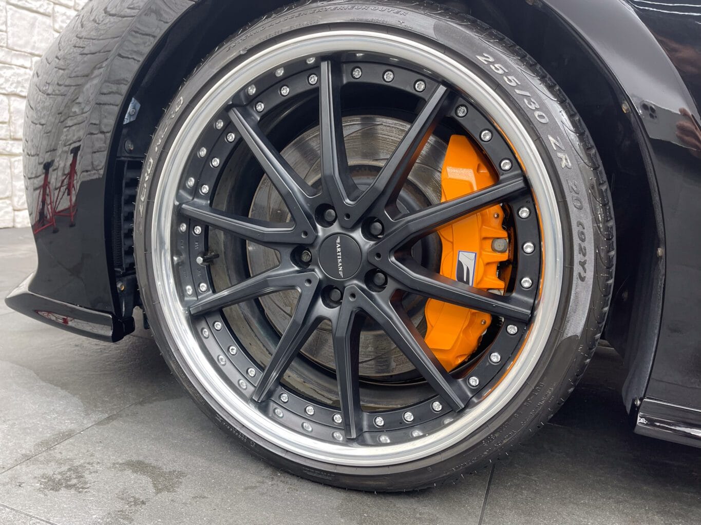 アーティシャンスピリッツコンプリートのレクサスRC Fをブラックカスタムされてとてもキマってます♪

弊社ではオリジナルブランドのUNIVERSAL DESIGNから有名ブランドまで取り揃えておりますので、カスタムをご検討の方はどうぞご相談ください！