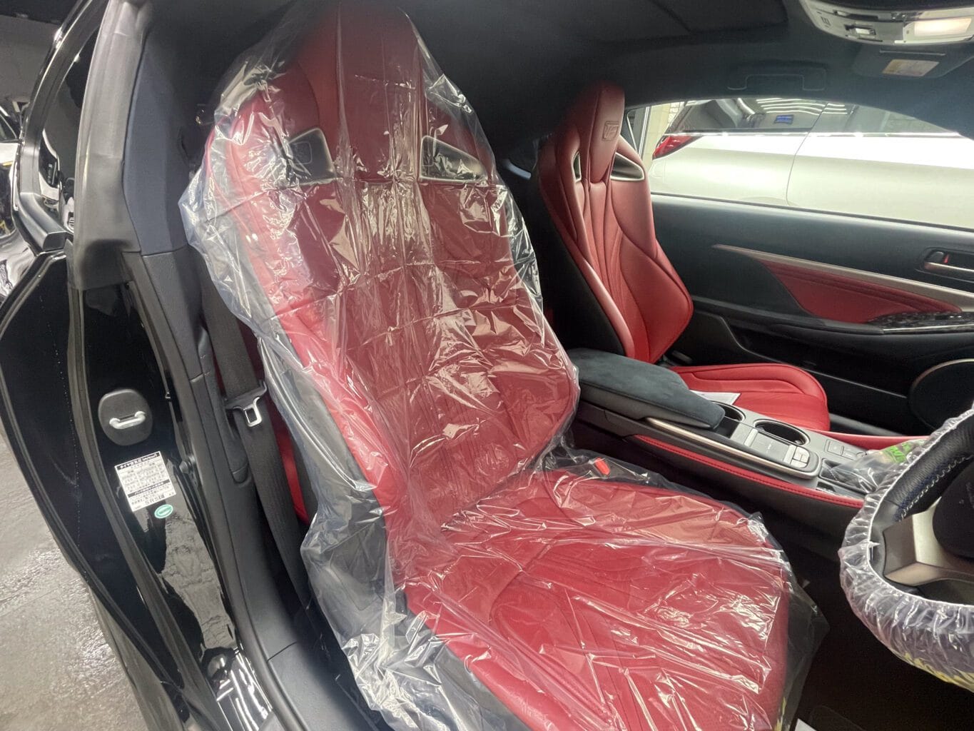 アーティシャンスピリッツコンプリートのレクサスRC Fをブラックカスタムされてとてもキマってます♪

弊社ではオリジナルブランドのUNIVERSAL DESIGNから有名ブランドまで取り揃えておりますので、カスタムをご検討の方はどうぞご相談ください！