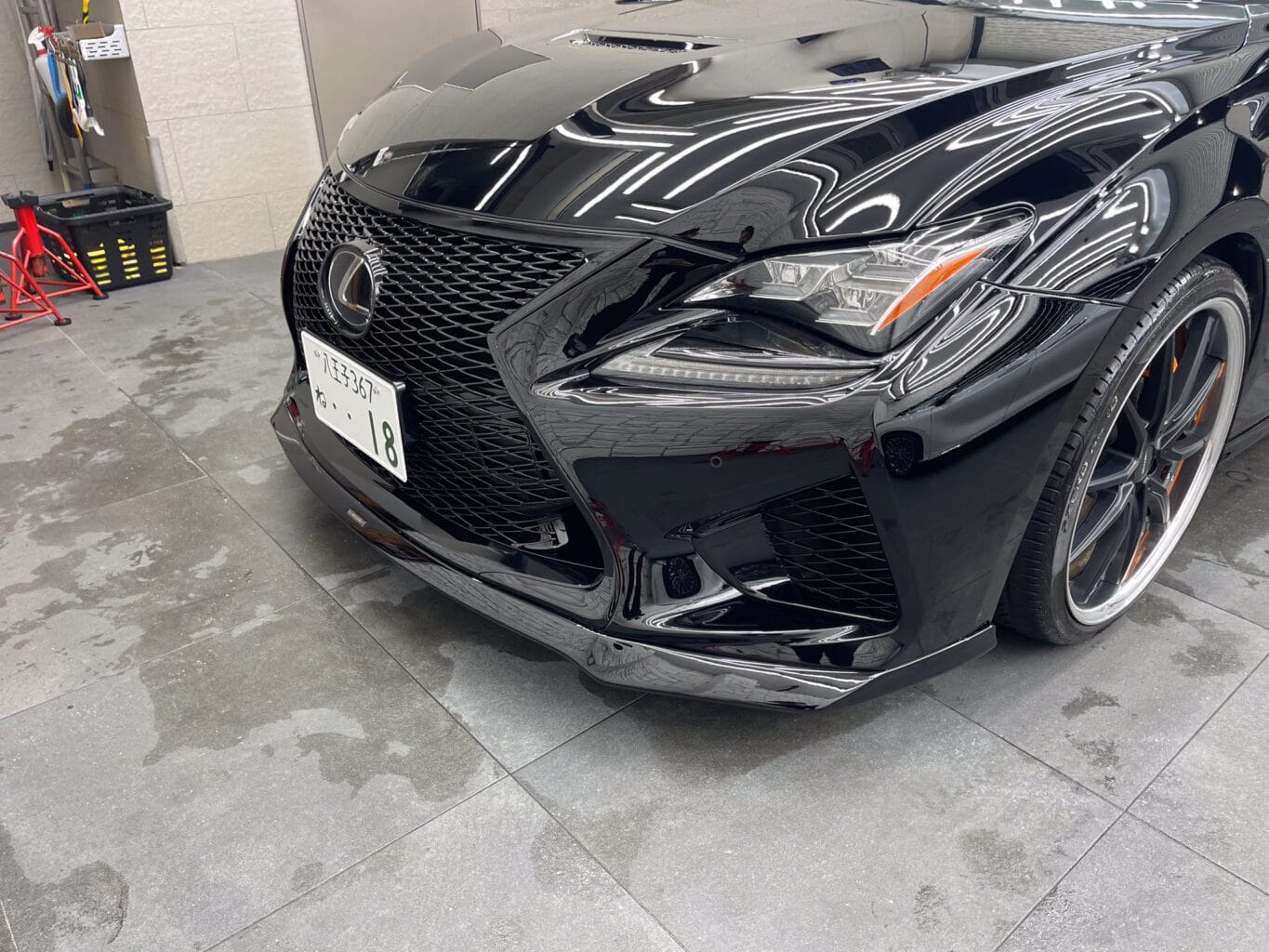 アーティシャンスピリッツコンプリートのレクサスRC Fをブラックカスタムされてとてもキマってます♪

弊社ではオリジナルブランドのUNIVERSAL DESIGNから有名ブランドまで取り揃えておりますので、カスタムをご検討の方はどうぞご相談ください！