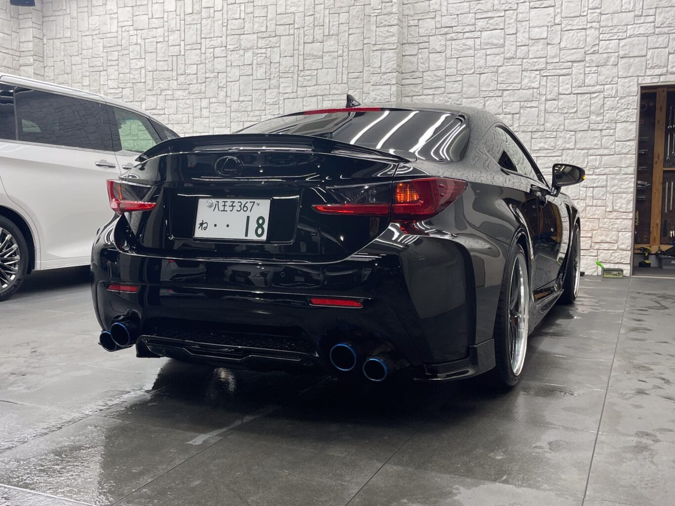 アーティシャンスピリッツコンプリートのレクサスRC Fをブラックカスタムされてとてもキマってます♪

弊社ではオリジナルブランドのUNIVERSAL DESIGNから有名ブランドまで取り揃えておりますので、カスタムをご検討の方はどうぞご相談ください！