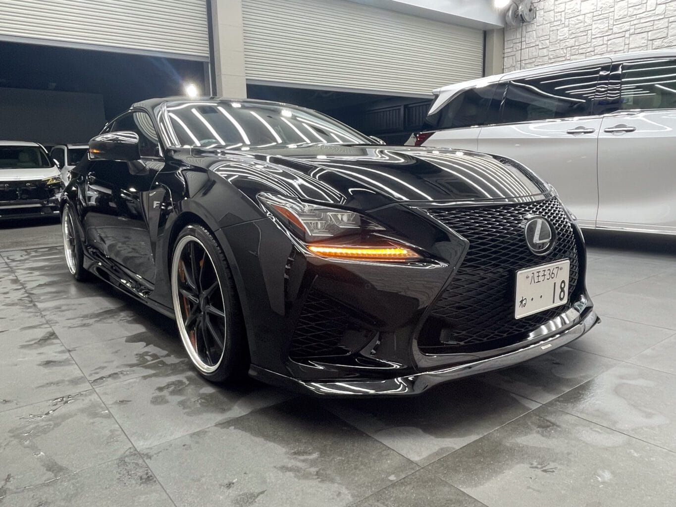 アーティシャンスピリッツコンプリートのレクサスRC Fをブラックカスタムされてとてもキマってます♪

弊社ではオリジナルブランドのUNIVERSAL DESIGNから有名ブランドまで取り揃えておりますので、カスタムをご検討の方はどうぞご相談ください！