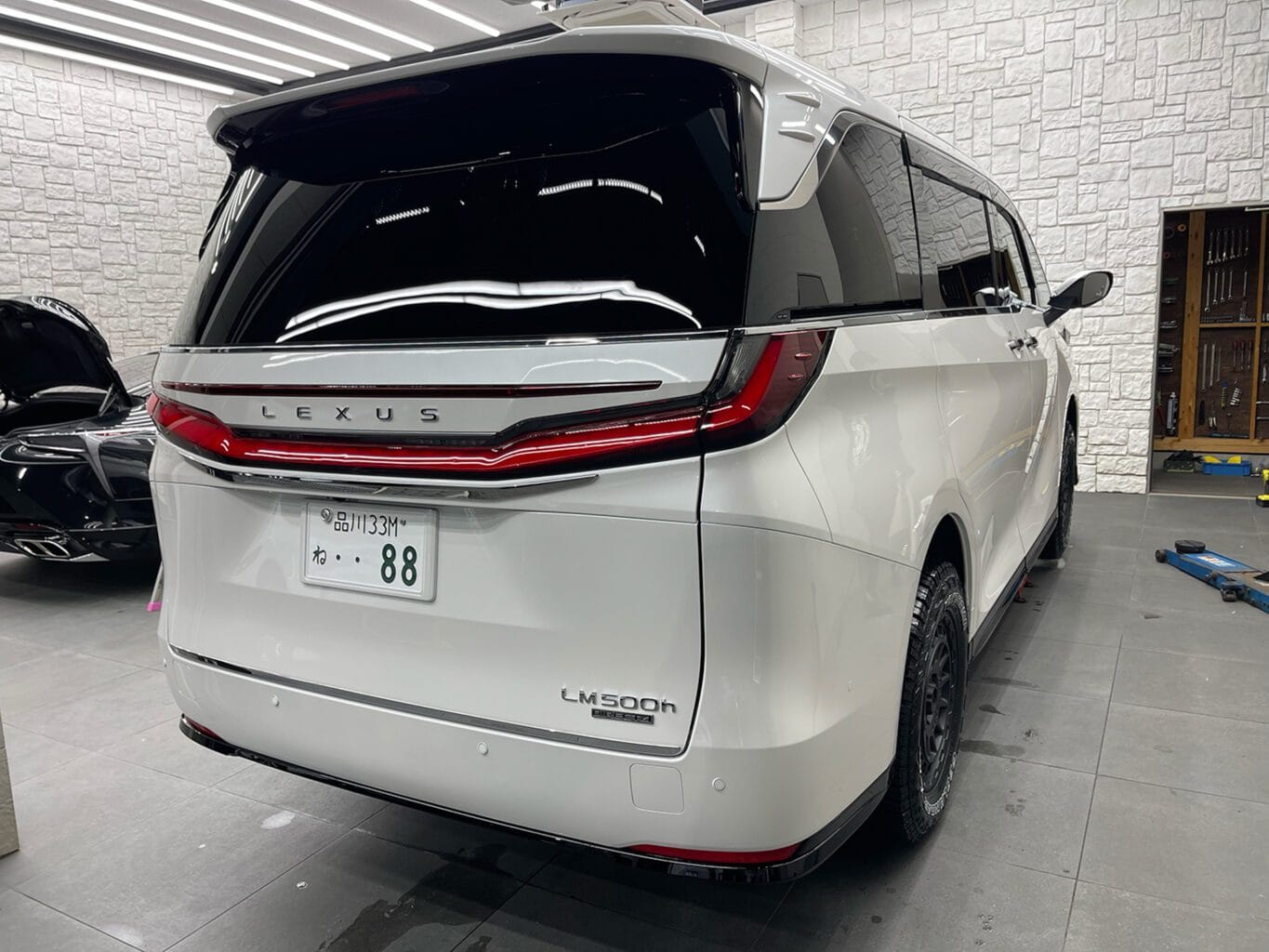 レクサスLM500h4WDをSUV仕様にカスタマイズする第一弾として17インチホイールとYOKOHAMA GEOLANDAR X-ATを装着しました！弊社では数多くのレクサス車を揃えておりますので、LMをご検討のお客様はどうぞお気軽にお問い合わせください♪