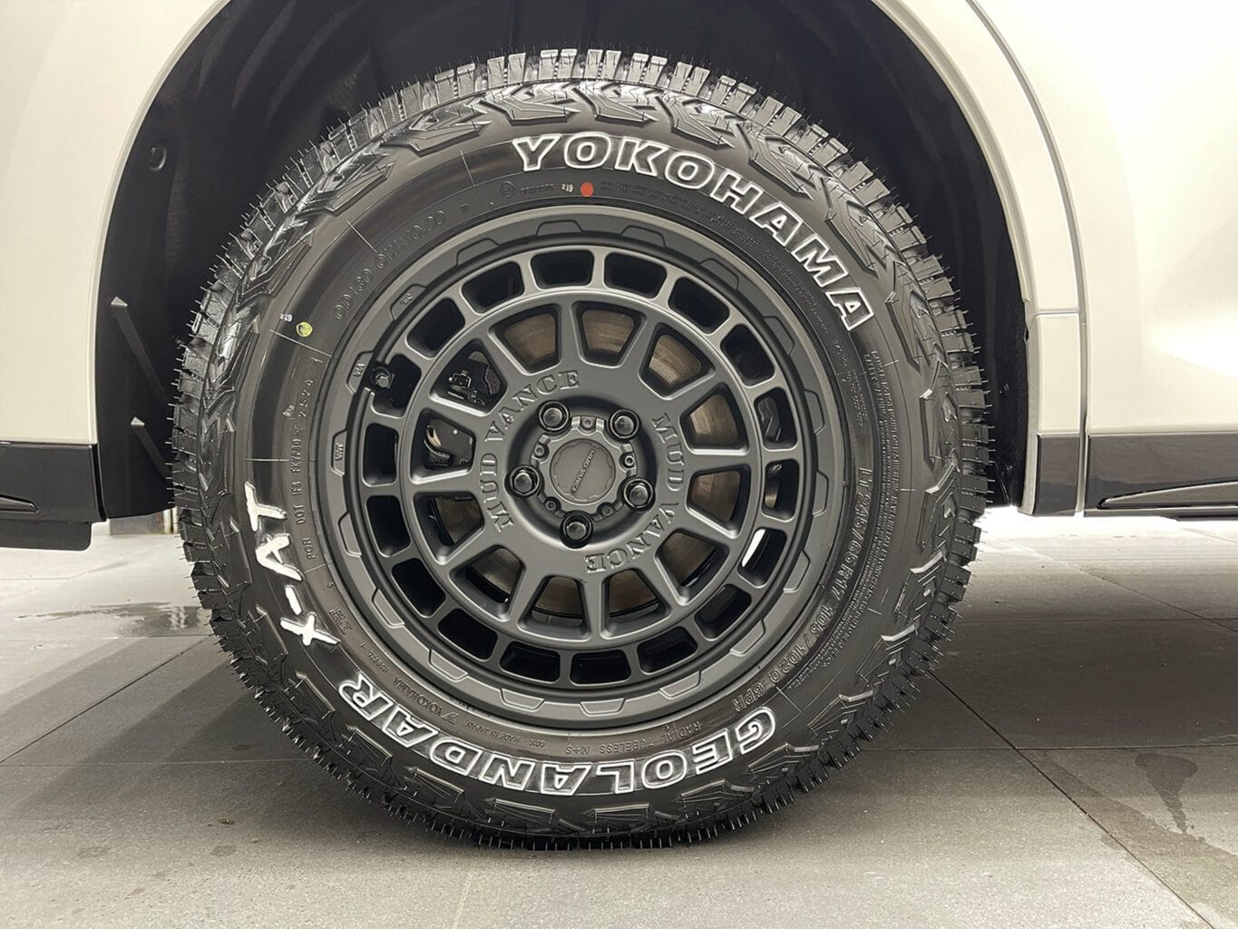 レクサスLM500h4WDをSUV仕様にカスタマイズする第一弾として17インチホイールとYOKOHAMA GEOLANDAR X-ATを装着しました！弊社では数多くのレクサス車を揃えておりますので、LMをご検討のお客様はどうぞお気軽にお問い合わせください♪