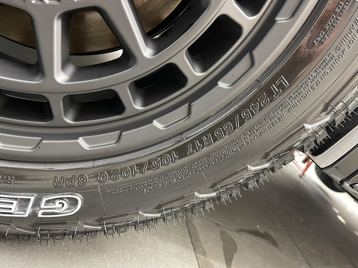 レクサスLM500h4WDをSUV仕様にカスタマイズする第一弾として17インチホイールとYOKOHAMA GEOLANDAR X-ATを装着しました！弊社では数多くのレクサス車を揃えておりますので、LMをご検討のお客様はどうぞお気軽にお問い合わせください♪