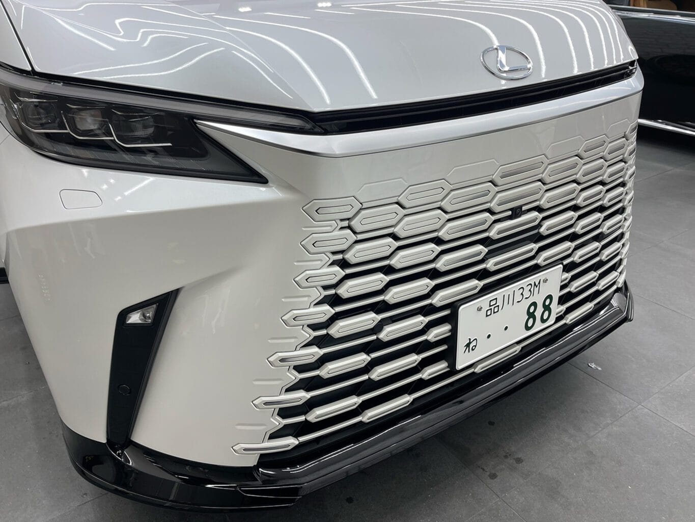 レクサスLM500h4WDをSUV仕様にカスタマイズする第一弾として17インチホイールとYOKOHAMA GEOLANDAR X-ATを装着しました！弊社では数多くのレクサス車を揃えておりますので、LMをご検討のお客様はどうぞお気軽にお問い合わせください♪