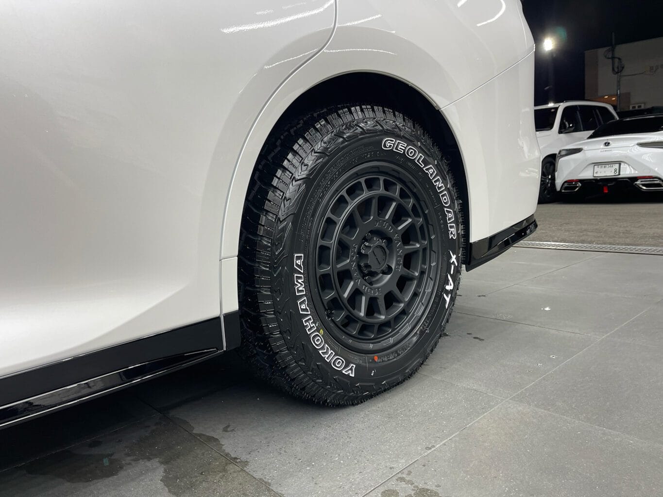 レクサスLM500h4WDをSUV仕様にカスタマイズする第一弾として17インチホイールとYOKOHAMA GEOLANDAR X-ATを装着しました！弊社では数多くのレクサス車を揃えておりますので、LMをご検討のお客様はどうぞお気軽にお問い合わせください♪