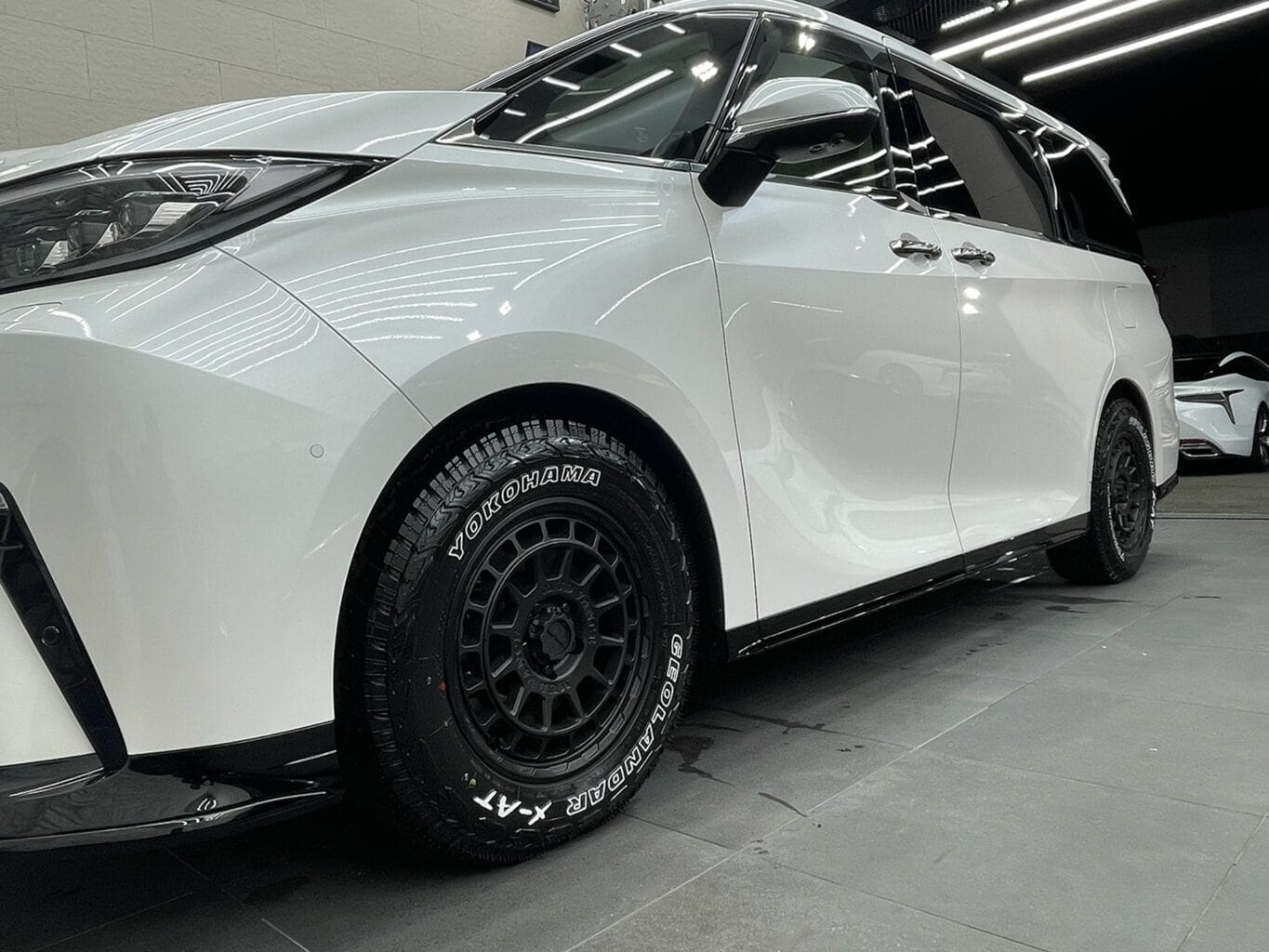 レクサスLM500h4WDをSUV仕様にカスタマイズする第一弾として17インチホイールとYOKOHAMA GEOLANDAR X-ATを装着しました！弊社では数多くのレクサス車を揃えておりますので、LMをご検討のお客様はどうぞお気軽にお問い合わせください♪