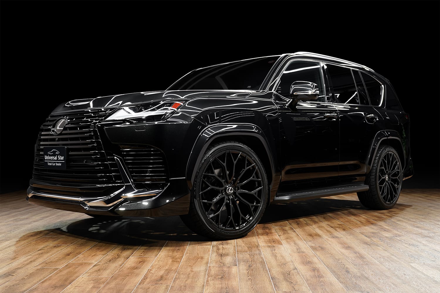 UNIVERSAL DESIGN のレクサスLX600用の24インチホイールです。大口径でありながらノーマルフェンダーにも対応したサイズ設定です! また純正センターキャップが装着可能です♪ 写真のUNIVERSAL DESIGN製オーバーフェンダーはモデリスタエアロに合わせた専用デザインです!