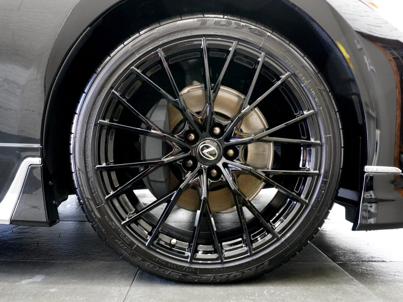 レクサスLS500
弊社オリジナルブランド
UNIVERSAL DESIGN21インチグロスブラック キマってます♪

当店では数多くのレクサス車を揃えておりますので、LSをご検討のお客様はどうぞお気軽にお問い合わせください♪

また純正オプションからオリジナルブランドUNIVERSAL DESIGNまで幅広くパーツも揃えておりますので、エアロやホイールをご検討の方はどうぞお気軽にお問い合わせください♪