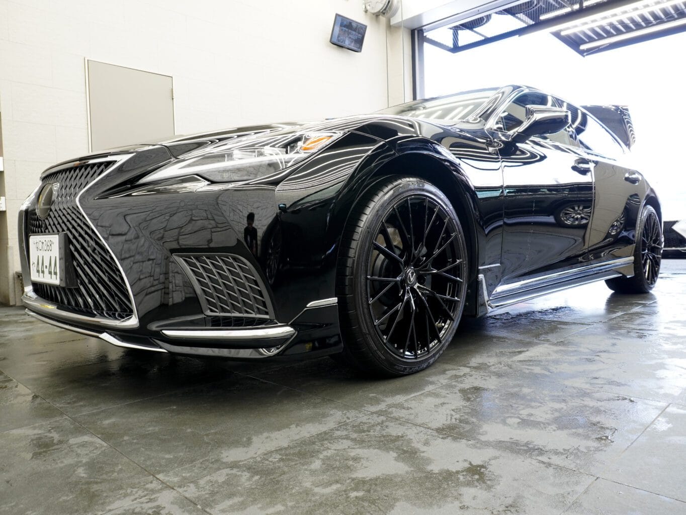 レクサスLS500
弊社オリジナルブランド
UNIVERSAL DESIGN21インチグロスブラック キマってます♪

当店では数多くのレクサス車を揃えておりますので、LSをご検討のお客様はどうぞお気軽にお問い合わせください♪

また純正オプションからオリジナルブランドUNIVERSAL DESIGNまで幅広くパーツも揃えておりますので、エアロやホイールをご検討の方はどうぞお気軽にお問い合わせください♪