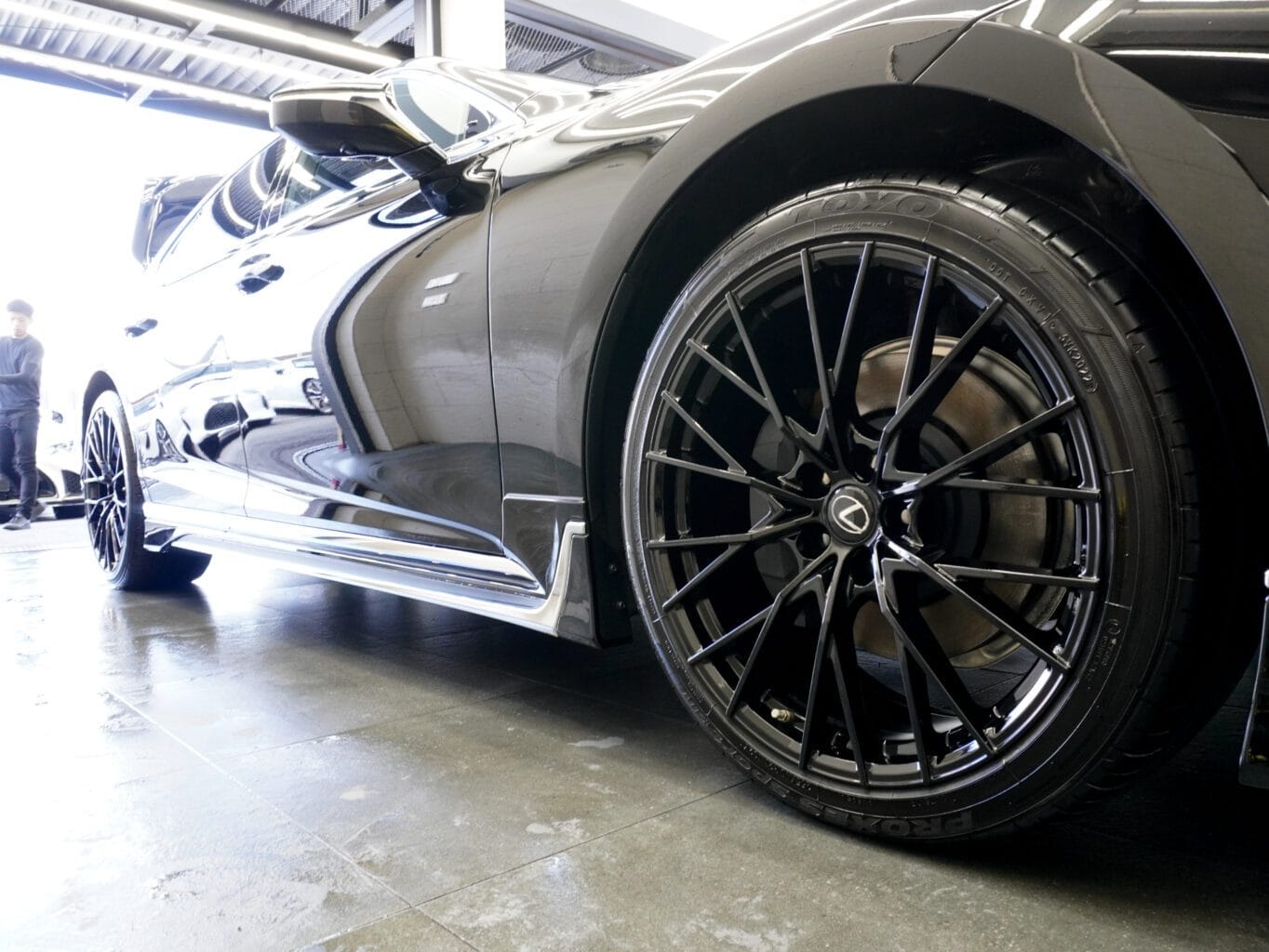 レクサスLS500
弊社オリジナルブランド
UNIVERSAL DESIGN21インチグロスブラック キマってます♪

当店では数多くのレクサス車を揃えておりますので、LSをご検討のお客様はどうぞお気軽にお問い合わせください♪

また純正オプションからオリジナルブランドUNIVERSAL DESIGNまで幅広くパーツも揃えておりますので、エアロやホイールをご検討の方はどうぞお気軽にお問い合わせください♪