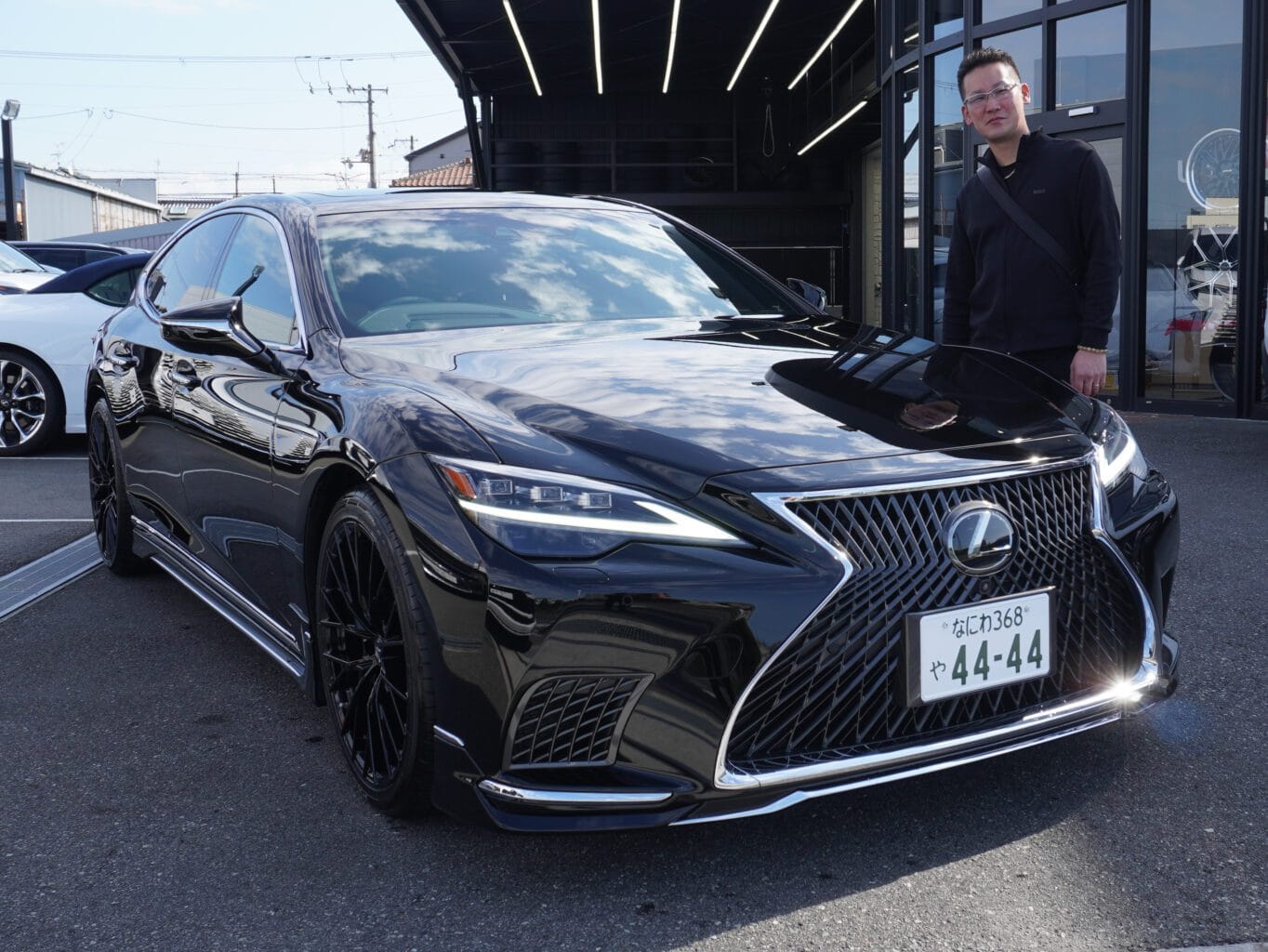 レクサスLS500
弊社オリジナルブランド
UNIVERSAL DESIGN21インチグロスブラック キマってます♪

当店では数多くのレクサス車を揃えておりますので、LSをご検討のお客様はどうぞお気軽にお問い合わせください♪

また純正オプションからオリジナルブランドUNIVERSAL DESIGNまで幅広くパーツも揃えておりますので、エアロやホイールをご検討の方はどうぞお気軽にお問い合わせください♪