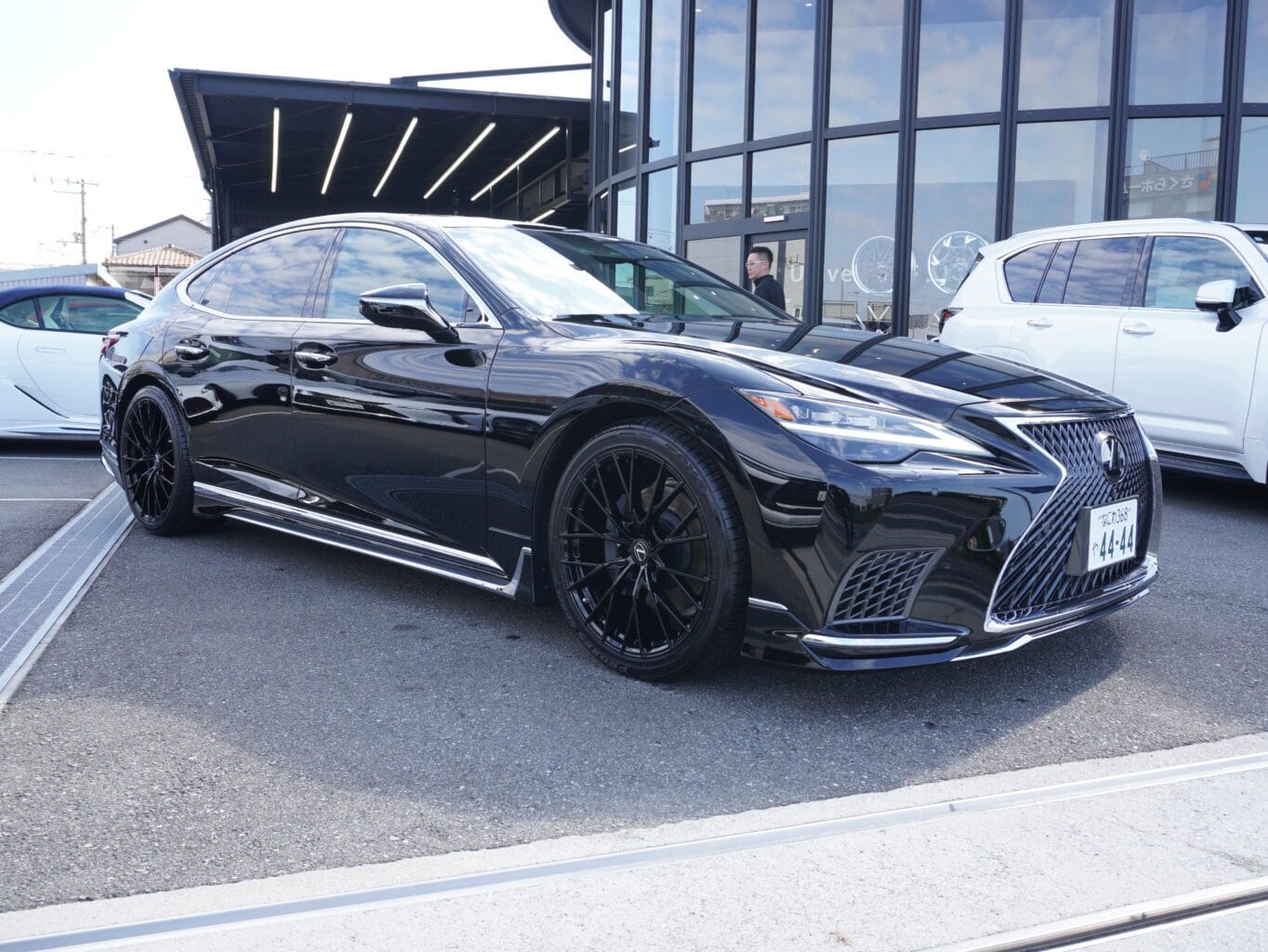 レクサスLS500
弊社オリジナルブランド
UNIVERSAL DESIGN21インチグロスブラック キマってます♪

当店では数多くのレクサス車を揃えておりますので、LSをご検討のお客様はどうぞお気軽にお問い合わせください♪

また純正オプションからオリジナルブランドUNIVERSAL DESIGNまで幅広くパーツも揃えておりますので、エアロやホイールをご検討の方はどうぞお気軽にお問い合わせください♪