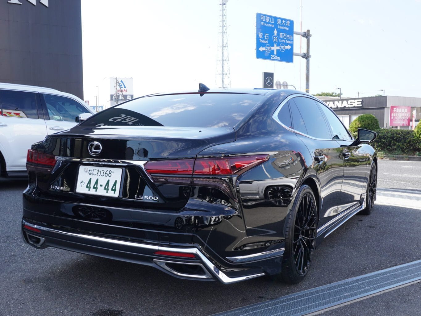 レクサスLS500
弊社オリジナルブランド
UNIVERSAL DESIGN21インチグロスブラック キマってます♪

当店では数多くのレクサス車を揃えておりますので、LSをご検討のお客様はどうぞお気軽にお問い合わせください♪

また純正オプションからオリジナルブランドUNIVERSAL DESIGNまで幅広くパーツも揃えておりますので、エアロやホイールをご検討の方はどうぞお気軽にお問い合わせください♪