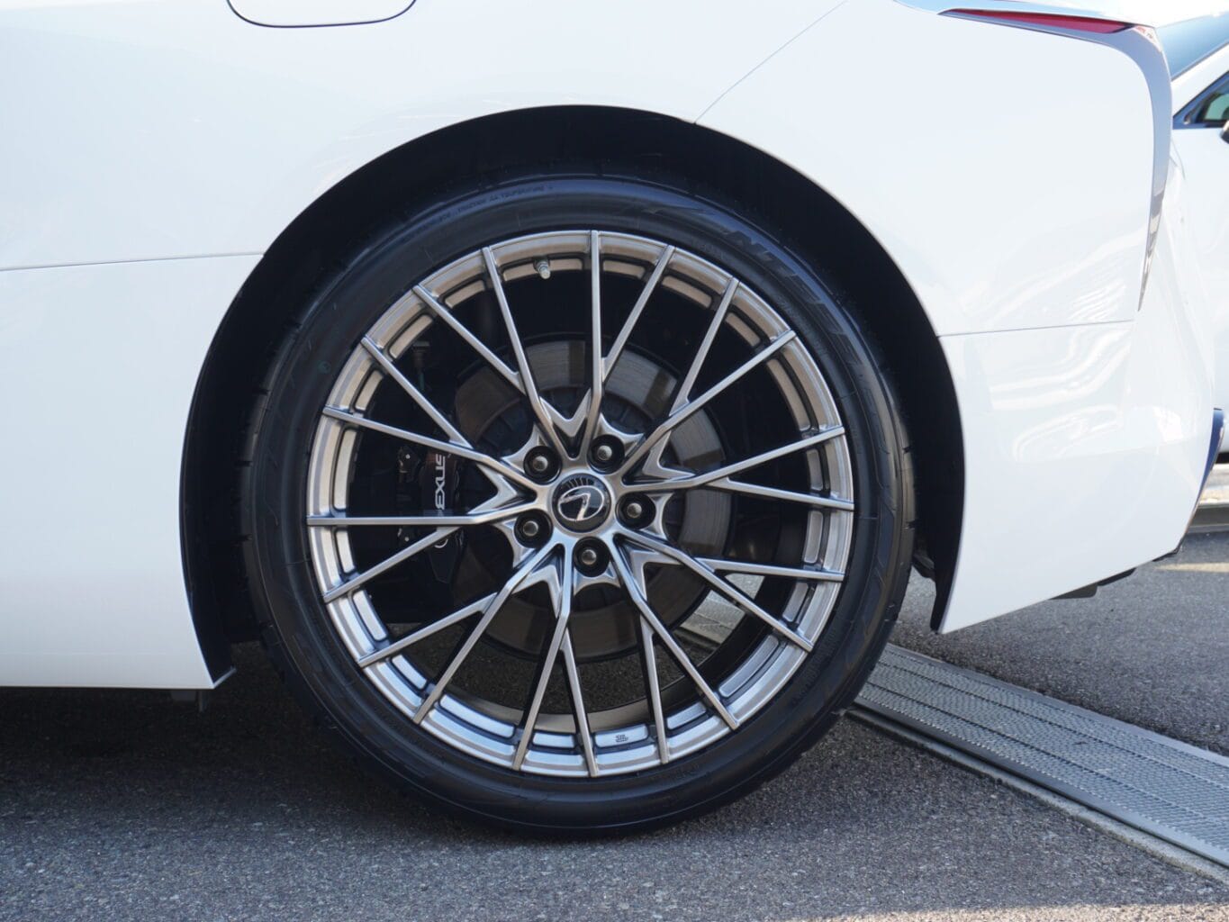 レクサスLC500のご成約ありがとうございました！

レクサスLC500 に弊社オリジナルブランド"UNIVERSAL DESIGN"のFF01M 21インチを装着して頂きました！

スポークデザインがLCの足元にとても似合ってます。

純正のセンターキャップが装着可能で、違和感なく換装していただけるのが特徴です。

また純正オプションからオリジナルブランドUNIVERSAL DESIGNまで幅広くパーツも揃えておりますので、エアロやホイールをご検討の方はどうぞお気軽にお問い合わせください♪