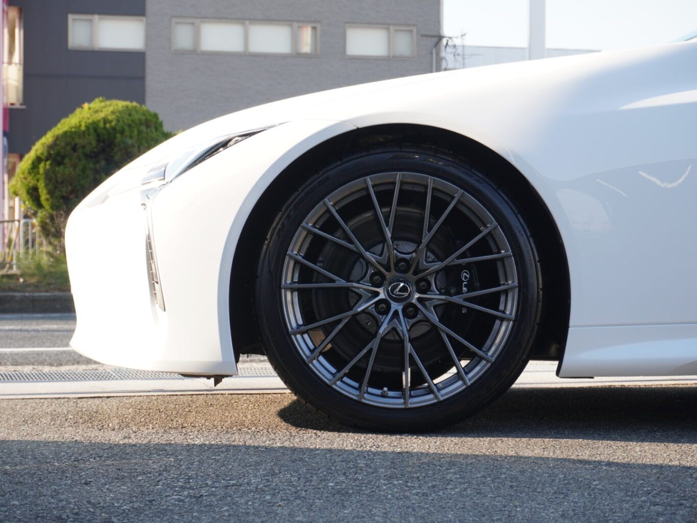 レクサスLC500のご成約ありがとうございました！

レクサスLC500 に弊社オリジナルブランド"UNIVERSAL DESIGN"のFF01M 21インチを装着して頂きました！

スポークデザインがLCの足元にとても似合ってます。

純正のセンターキャップが装着可能で、違和感なく換装していただけるのが特徴です。

また純正オプションからオリジナルブランドUNIVERSAL DESIGNまで幅広くパーツも揃えておりますので、エアロやホイールをご検討の方はどうぞお気軽にお問い合わせください♪