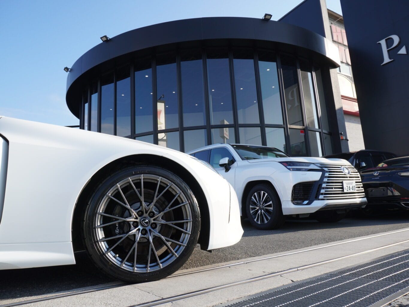 レクサスLC500のご成約ありがとうございました！

レクサスLC500 に弊社オリジナルブランド"UNIVERSAL DESIGN"のFF01M 21インチを装着して頂きました！

スポークデザインがLCの足元にとても似合ってます。

純正のセンターキャップが装着可能で、違和感なく換装していただけるのが特徴です。

また純正オプションからオリジナルブランドUNIVERSAL DESIGNまで幅広くパーツも揃えておりますので、エアロやホイールをご検討の方はどうぞお気軽にお問い合わせください♪