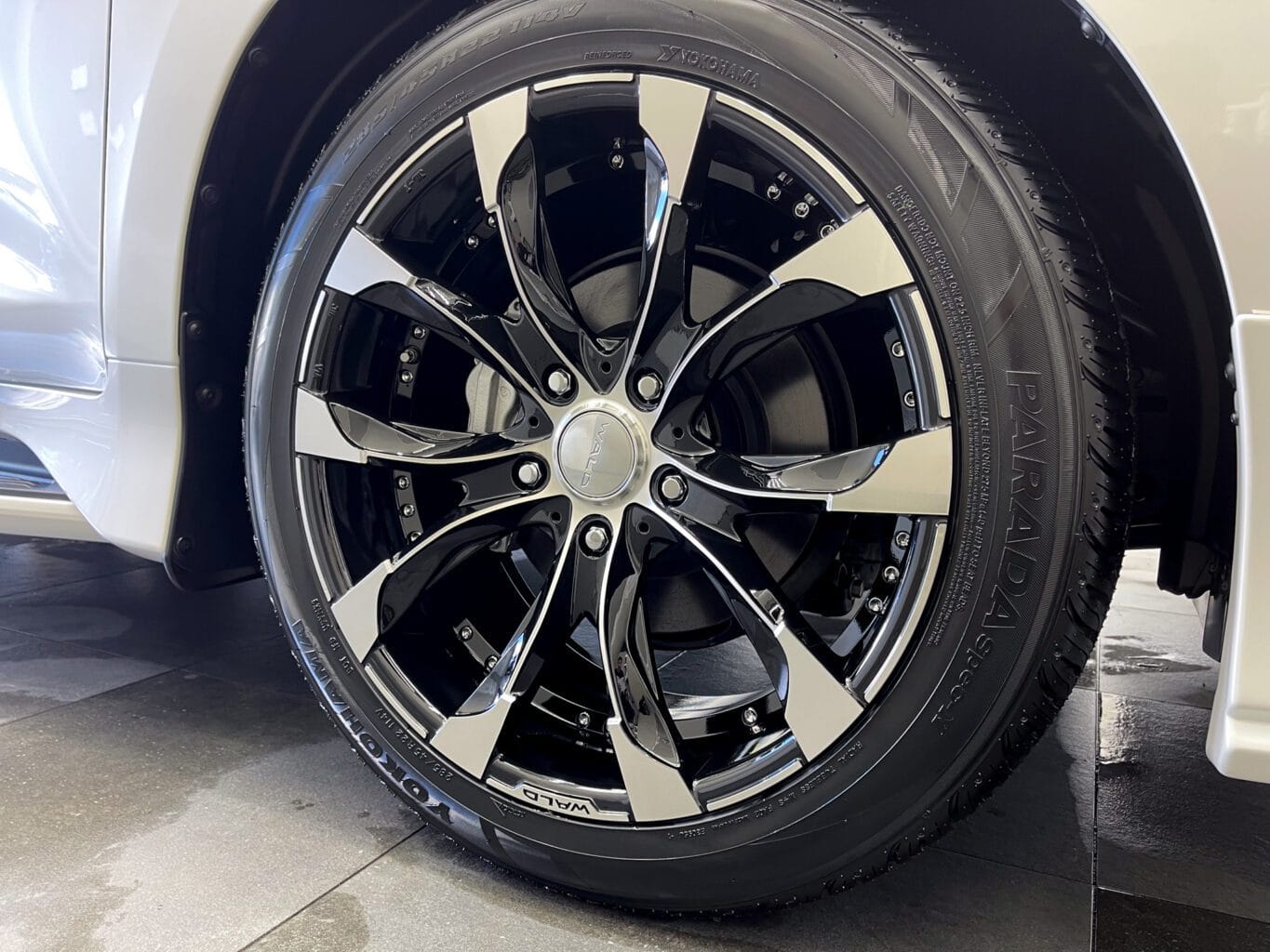 人気のレクサスLX570 WALDコンプリートカーです。WALDのサイド出しマフラーが特徴的で、インパクトのあるスタイルでとても人気です！
足元には同じく人気のホイール"JARRET"ジャレット ブラックポリッシュを装着です！