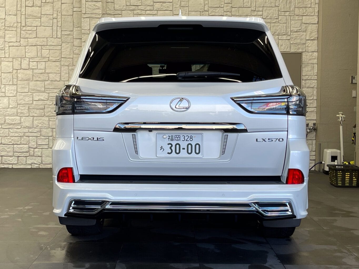 人気のレクサスLX570 WALDコンプリートカーです。WALDのサイド出しマフラーが特徴的で、インパクトのあるスタイルでとても人気です！
足元には同じく人気のホイール"JARRET"ジャレット ブラックポリッシュを装着です！