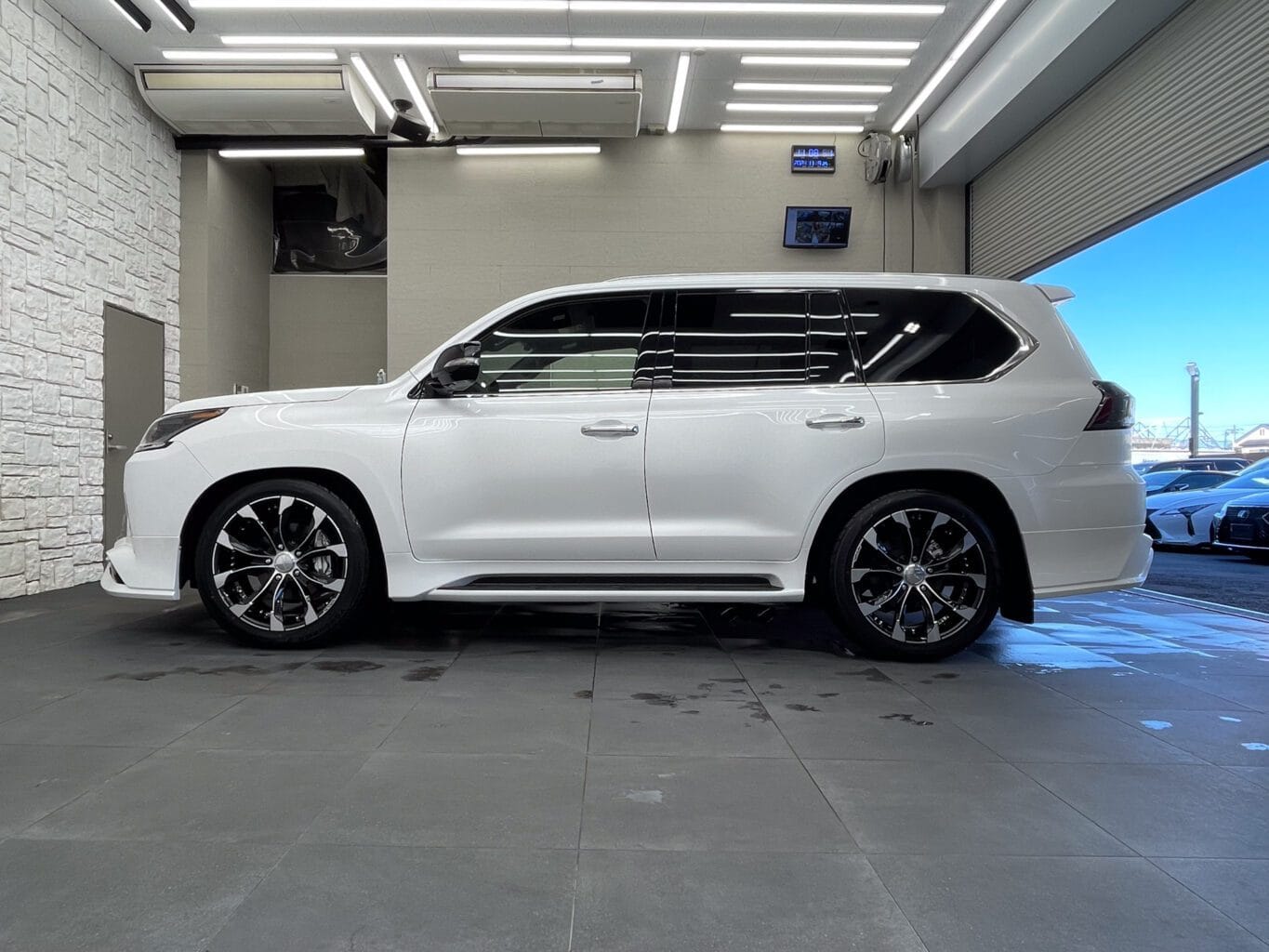 人気のレクサスLX570 WALDコンプリートカーです。WALDのサイド出しマフラーが特徴的で、インパクトのあるスタイルでとても人気です！
足元には同じく人気のホイール"JARRET"ジャレット ブラックポリッシュを装着です！