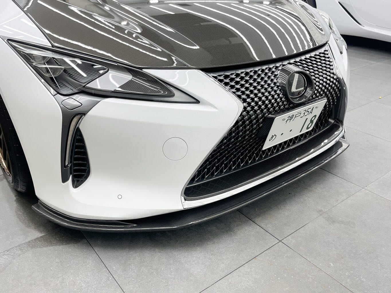 レクサスLC500 にHYPER FORGED 22インチホイールのディープリムフェンダーツライチサイズの装着です！さらにボンネットやスポイラーからボディーの細部に至るまでカーボンパーツが施された拘りの仕様です！弊社では純正オプションからオリジナルブランドUNIVERSAL DESIGNまで幅広くパーツも揃えておりますので、エアロやホイールをご検討の方はどうぞお気軽にお問い合わせください♪