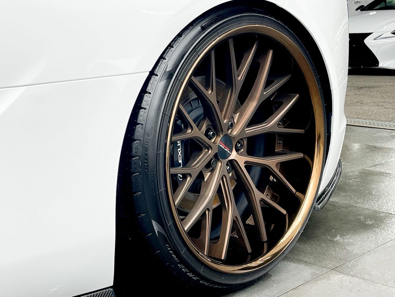 レクサスLC500 にHYPER FORGED 22インチホイールのディープリムフェンダーツライチサイズの装着です！さらにボンネットやスポイラーからボディーの細部に至るまでカーボンパーツが施された拘りの仕様です！弊社では純正オプションからオリジナルブランドUNIVERSAL DESIGNまで幅広くパーツも揃えておりますので、エアロやホイールをご検討の方はどうぞお気軽にお問い合わせください♪