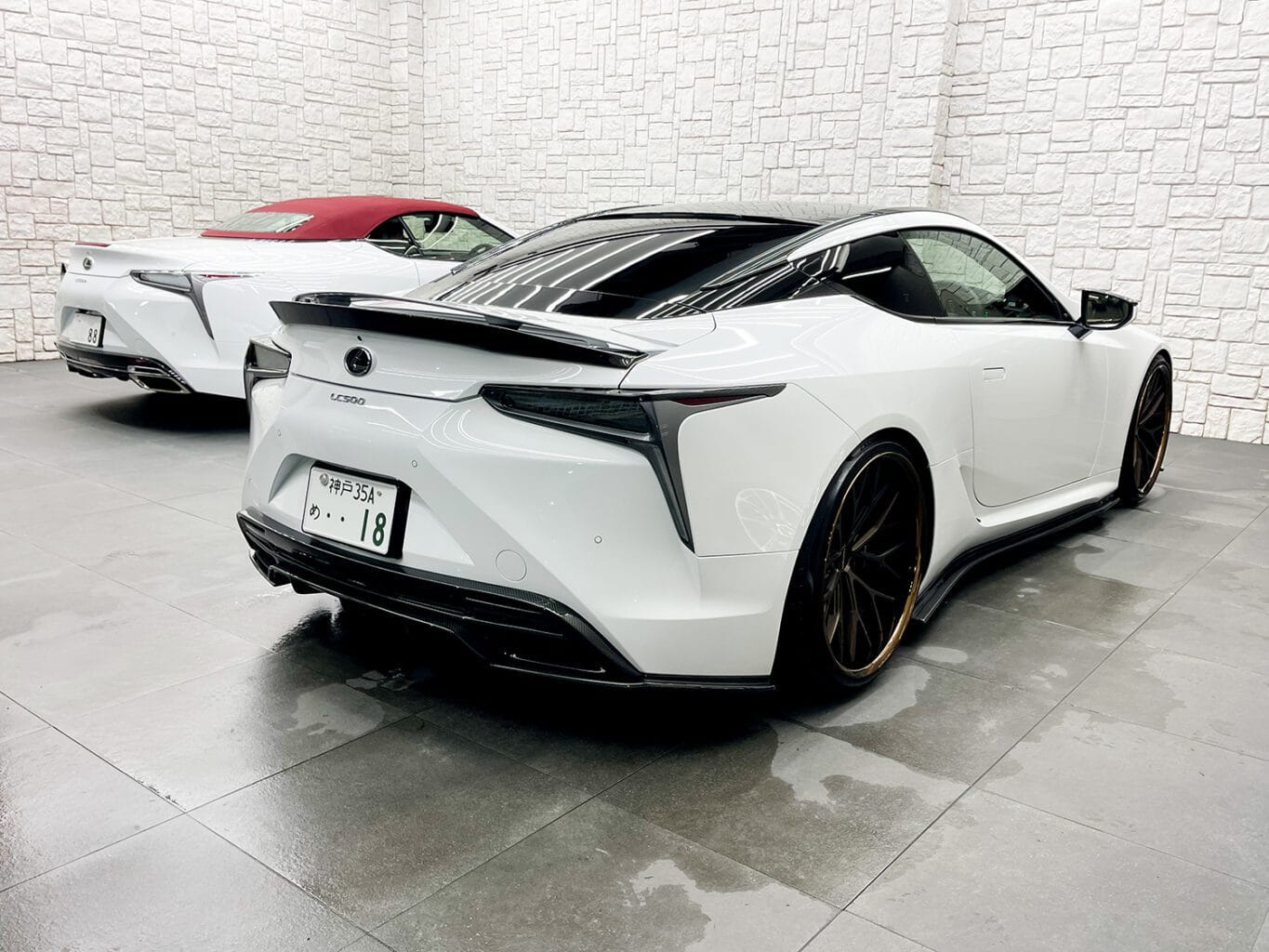 レクサスLC500 にHYPER FORGED 22インチホイールのディープリムフェンダーツライチサイズの装着です！さらにボンネットやスポイラーからボディーの細部に至るまでカーボンパーツが施された拘りの仕様です！弊社では純正オプションからオリジナルブランドUNIVERSAL DESIGNまで幅広くパーツも揃えておりますので、エアロやホイールをご検討の方はどうぞお気軽にお問い合わせください♪