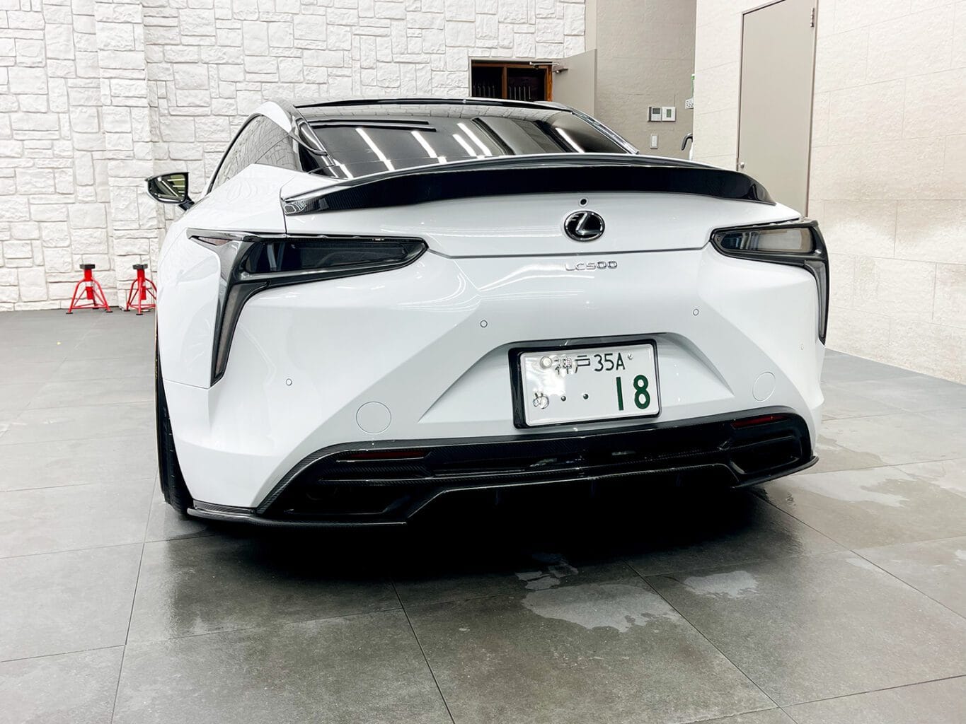 レクサスLC500 にHYPER FORGED 22インチホイールのディープリムフェンダーツライチサイズの装着です！さらにボンネットやスポイラーからボディーの細部に至るまでカーボンパーツが施された拘りの仕様です！弊社では純正オプションからオリジナルブランドUNIVERSAL DESIGNまで幅広くパーツも揃えておりますので、エアロやホイールをご検討の方はどうぞお気軽にお問い合わせください♪