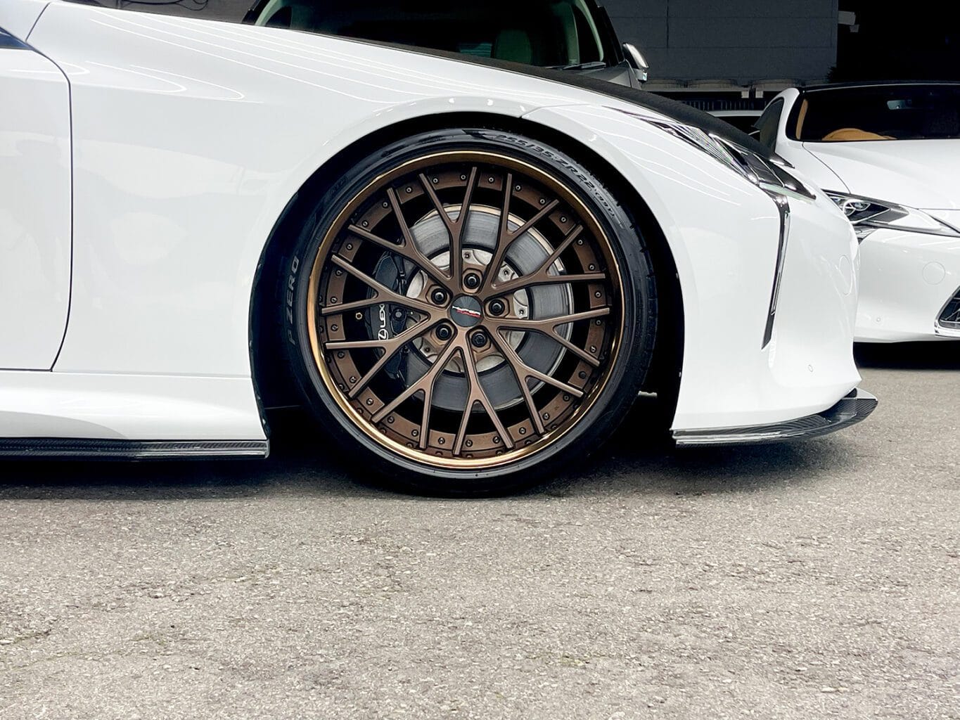 レクサスLC500 にHYPER FORGED 22インチホイールのディープリムフェンダーツライチサイズの装着です！さらにボンネットやスポイラーからボディーの細部に至るまでカーボンパーツが施された拘りの仕様です！弊社では純正オプションからオリジナルブランドUNIVERSAL DESIGNまで幅広くパーツも揃えておりますので、エアロやホイールをご検討の方はどうぞお気軽にお問い合わせください♪