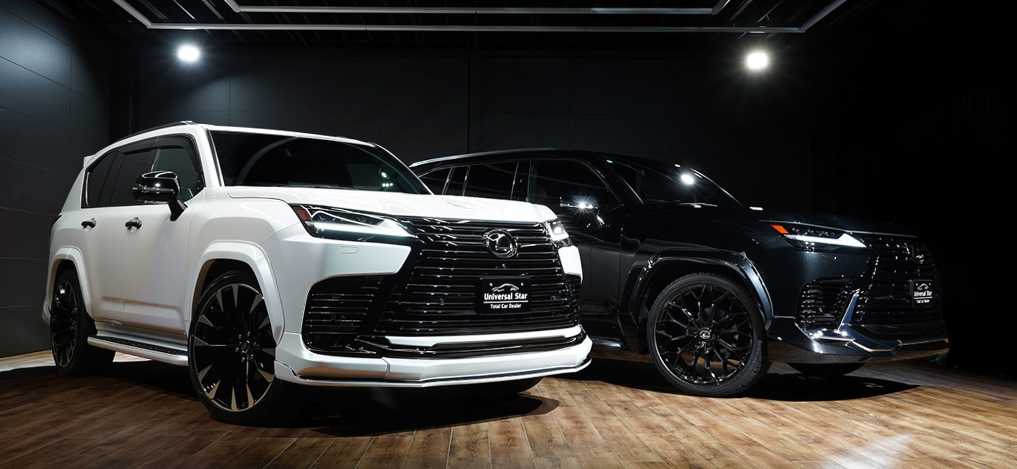 UNIVERSAL DESIGNよりレクサスLX600用オリジナルエアロパーツをリリースしました!フロントスポイラー、リアスカート、30mmワイドオーバーフェンダー、リアルーフスポイラーの4点に加えてオーバーフェンダー専用サイズ24105+25を設定しました! フロントスポイラーはハーフ形状ながら塗り分けることによりディテールがより立体的な印象を与え、ボトムラインを強調するようなデザインに仕上げました! エアロパーツは全てABS製でフィッティングにも優れています! リアスカートとリアルーフスポイラーはLX600らしいインパクトのあるデザインに仕上げました! 写真の黒い車輌に装着したUNIVERSAL DESIGN製オーバーフェンダーはLX600モデリスタエアロに合わせた専用デザインです!