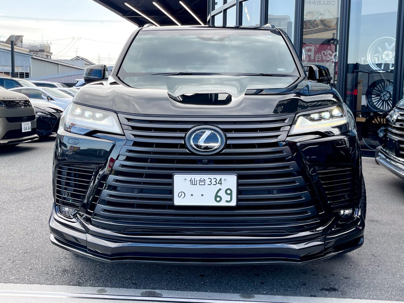 エクステリアを弊社オリジナルブランドの”UNIVERSAL DESIGN”でコンプリートして頂きました!
ABS製のフロントスポイラー、リアスカート、ルーフスポイラーに加え30mmワイドのオーバーフェンダーと専用サイズの24インチを装着して頂きました!