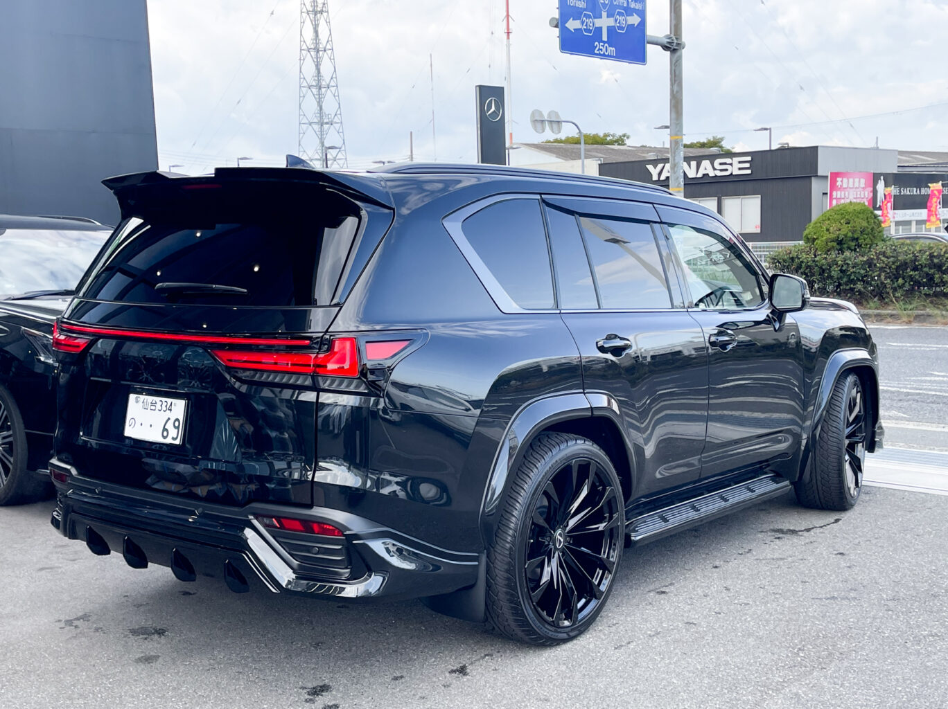 エクステリアを弊社オリジナルブランドの”UNIVERSAL DESIGN”でコンプリートして頂きました!
ABS製のフロントスポイラー、リアスカート、ルーフスポイラーに加え30mmワイドのオーバーフェンダーと専用サイズの24インチを装着して頂きました!