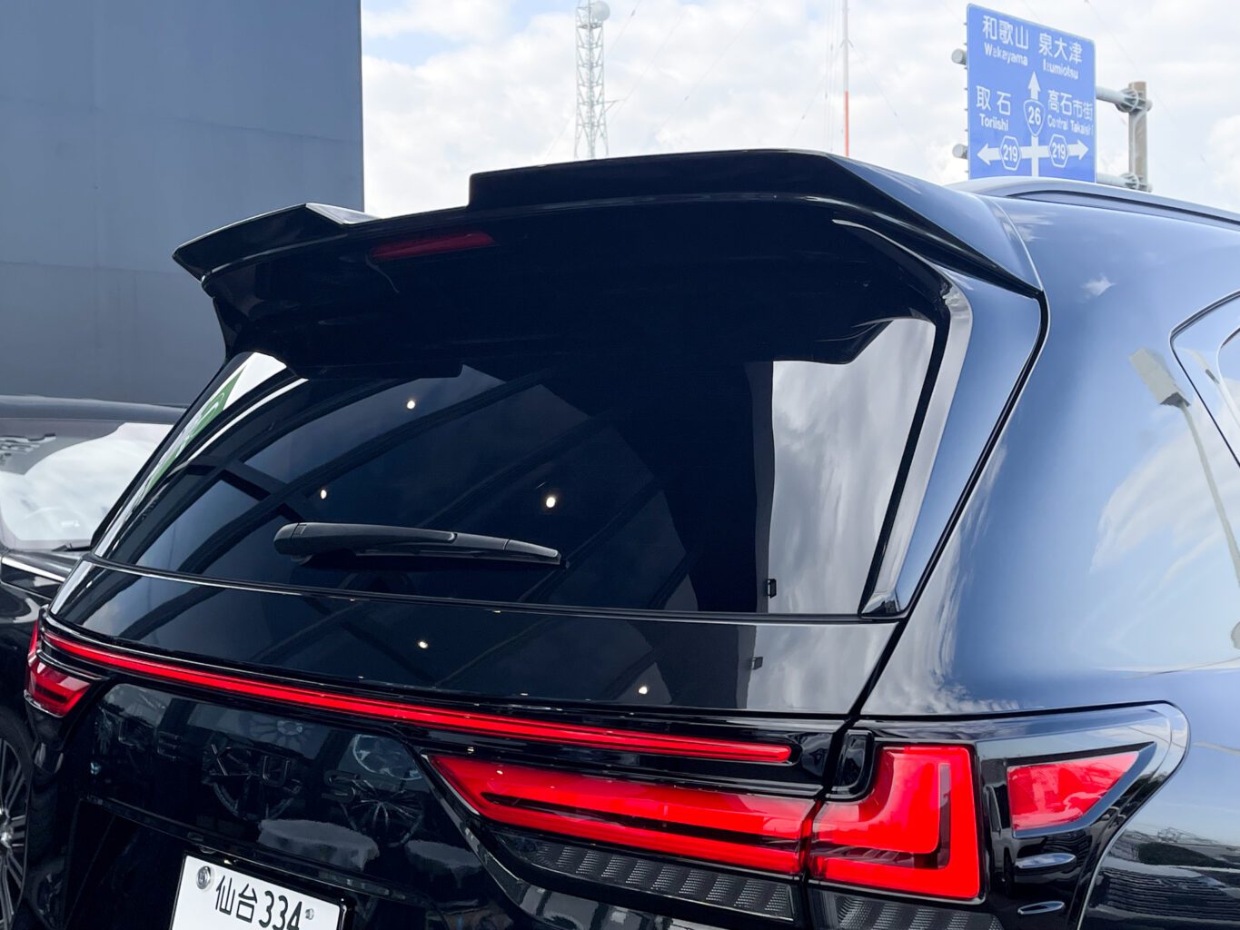 エクステリアを弊社オリジナルブランドの”UNIVERSAL DESIGN”でコンプリートして頂きました!
ABS製のフロントスポイラー、リアスカート、ルーフスポイラーに加え30mmワイドのオーバーフェンダーと専用サイズの24インチを装着して頂きました!