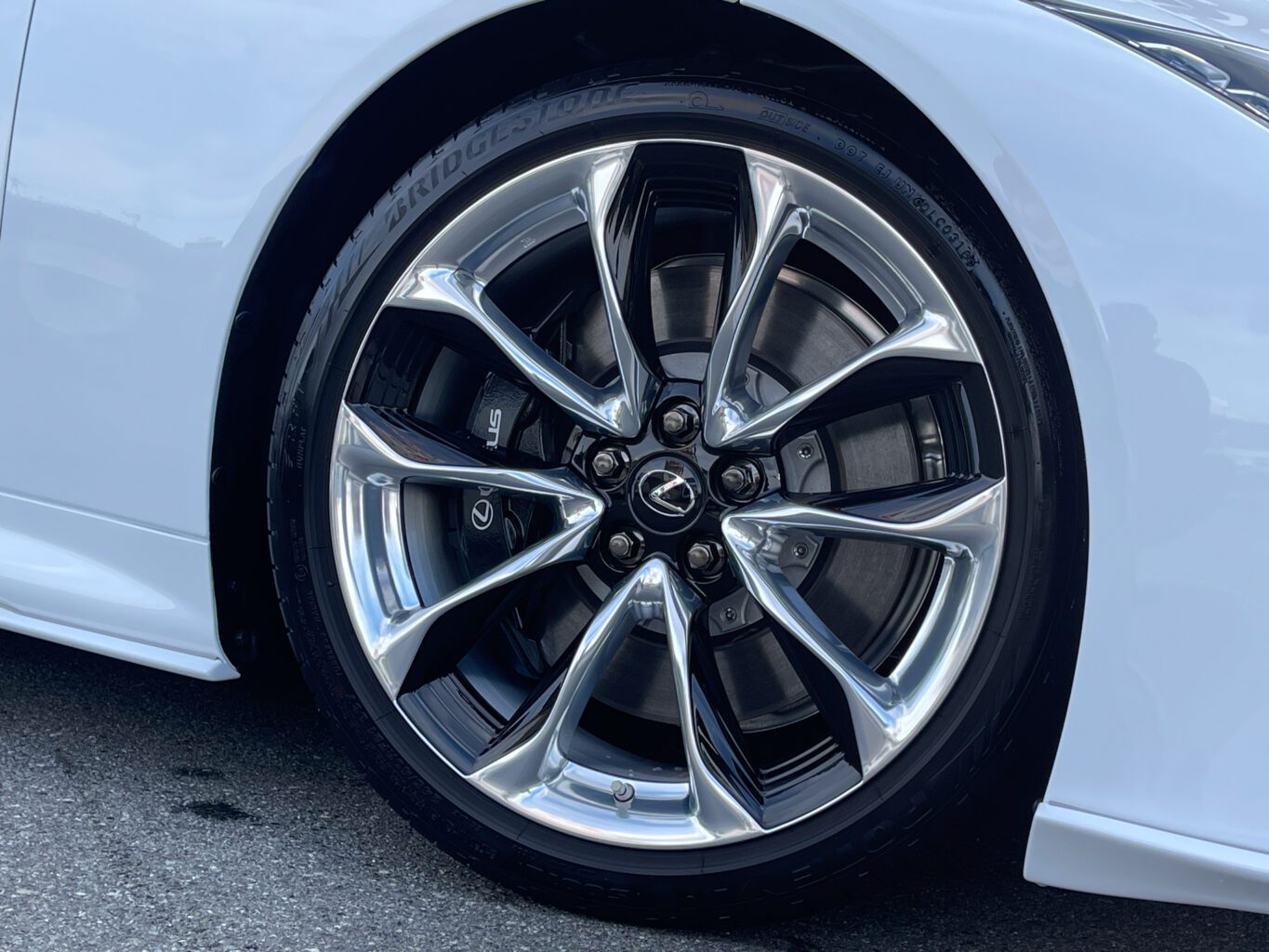 レクサスLC500h
純正オプションからオリジナルブランドUNIVERSAL DESIGNまで幅広くパーツも揃えておりますので、エアロやホイールをご検討の方はどうぞお気軽にお問い合わせください♪