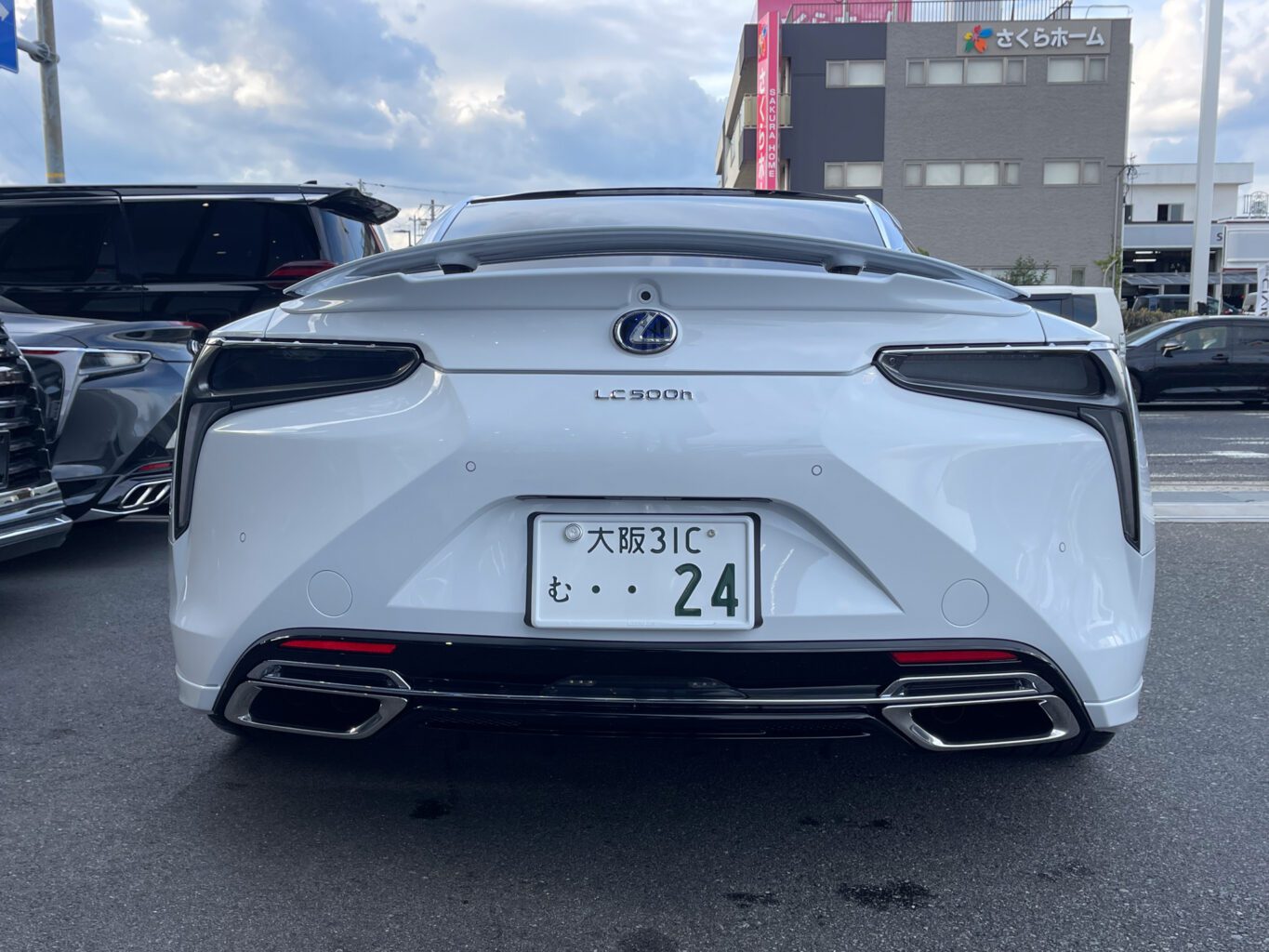 レクサスLC500h
純正オプションからオリジナルブランドUNIVERSAL DESIGNまで幅広くパーツも揃えておりますので、エアロやホイールをご検討の方はどうぞお気軽にお問い合わせください♪