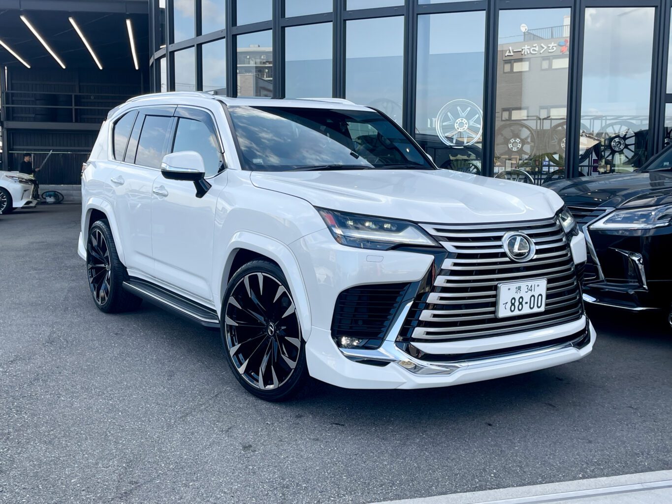 レクサスLX600
MODELLISTA + UNIVERSAL DESIGN オリジナルオーバーフェンダー＆24インチホイール(ブラックポリッシュ)を装着して頂きました！