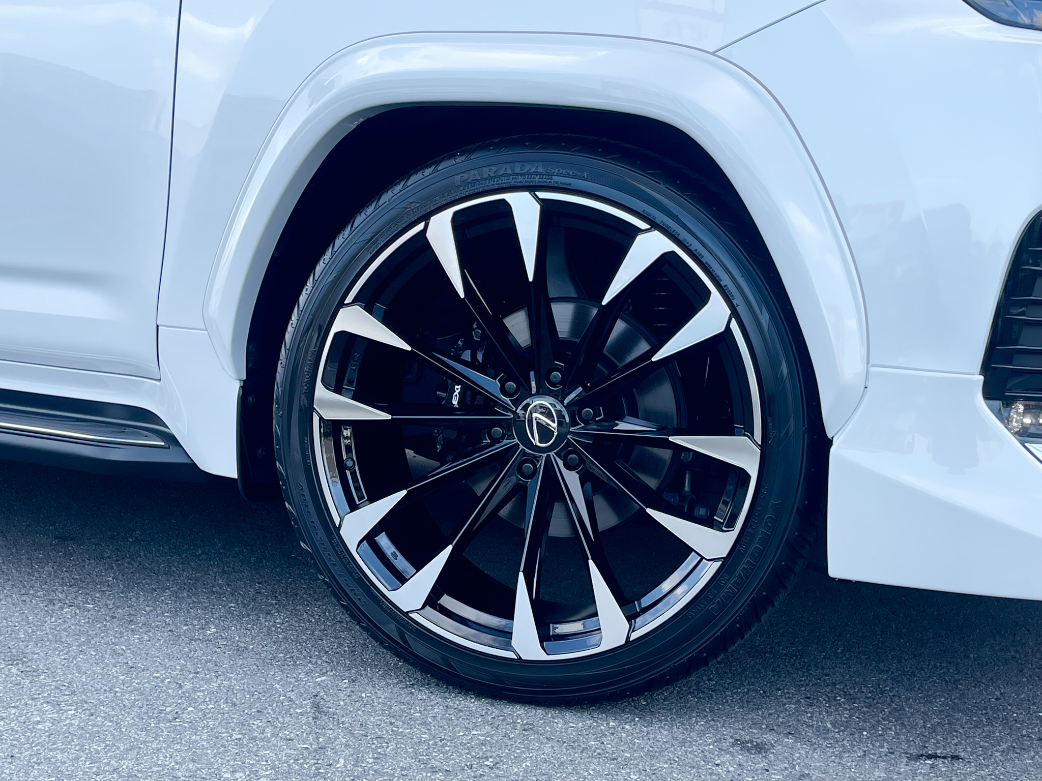 レクサスLX600
MODELLISTA + UNIVERSAL DESIGN オリジナルオーバーフェンダー＆24インチホイール(ブラックポリッシュ)を装着して頂きました！